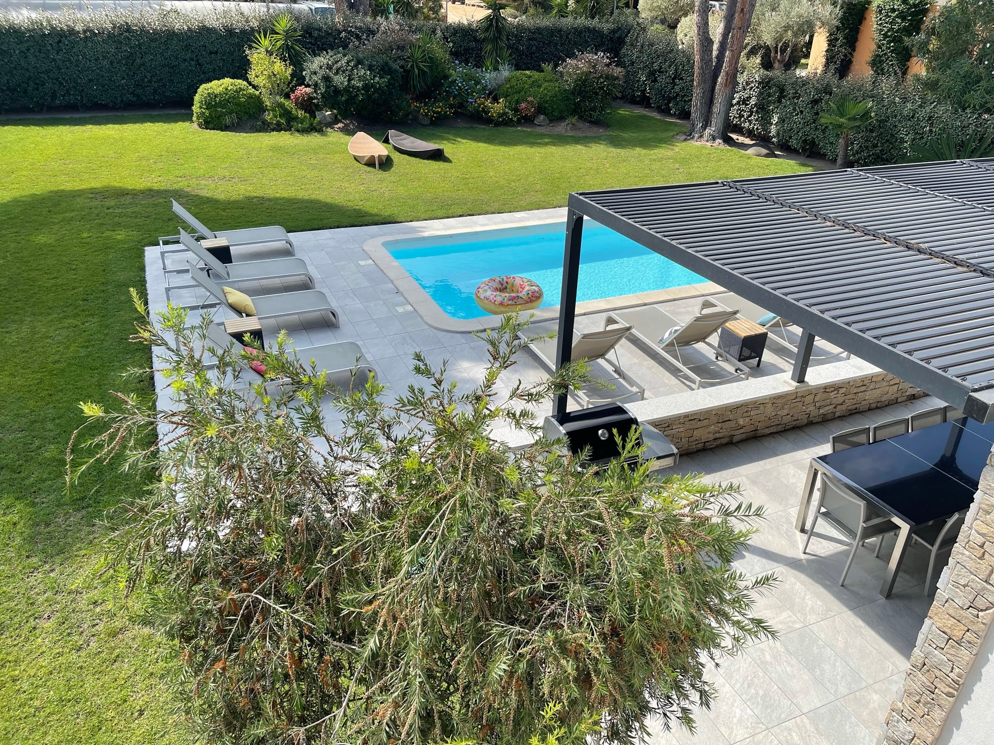 Villa Four Bedrooms with More Than Three Bathrooms