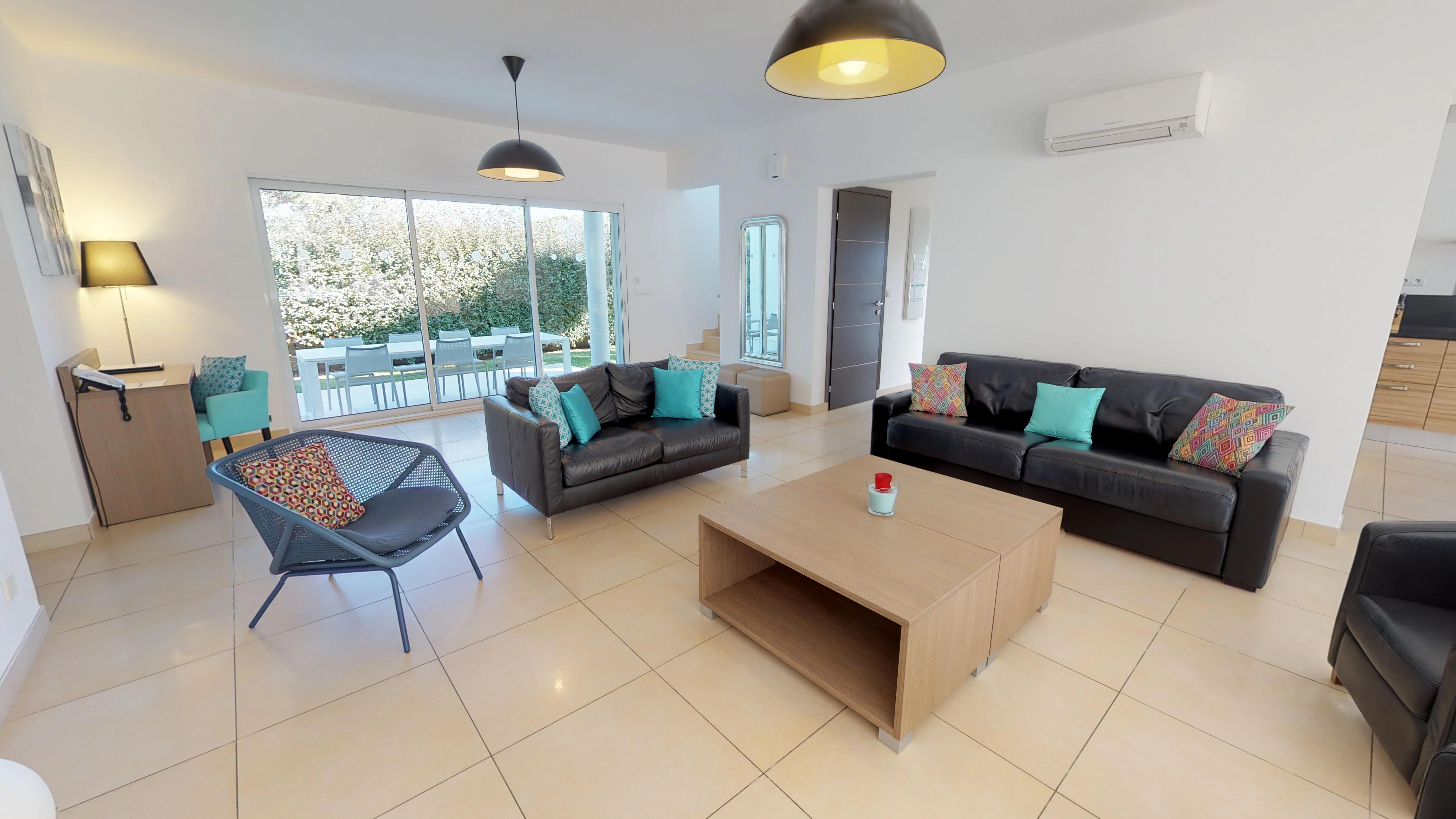 Villa Four Bedrooms with More Than Three Bathrooms