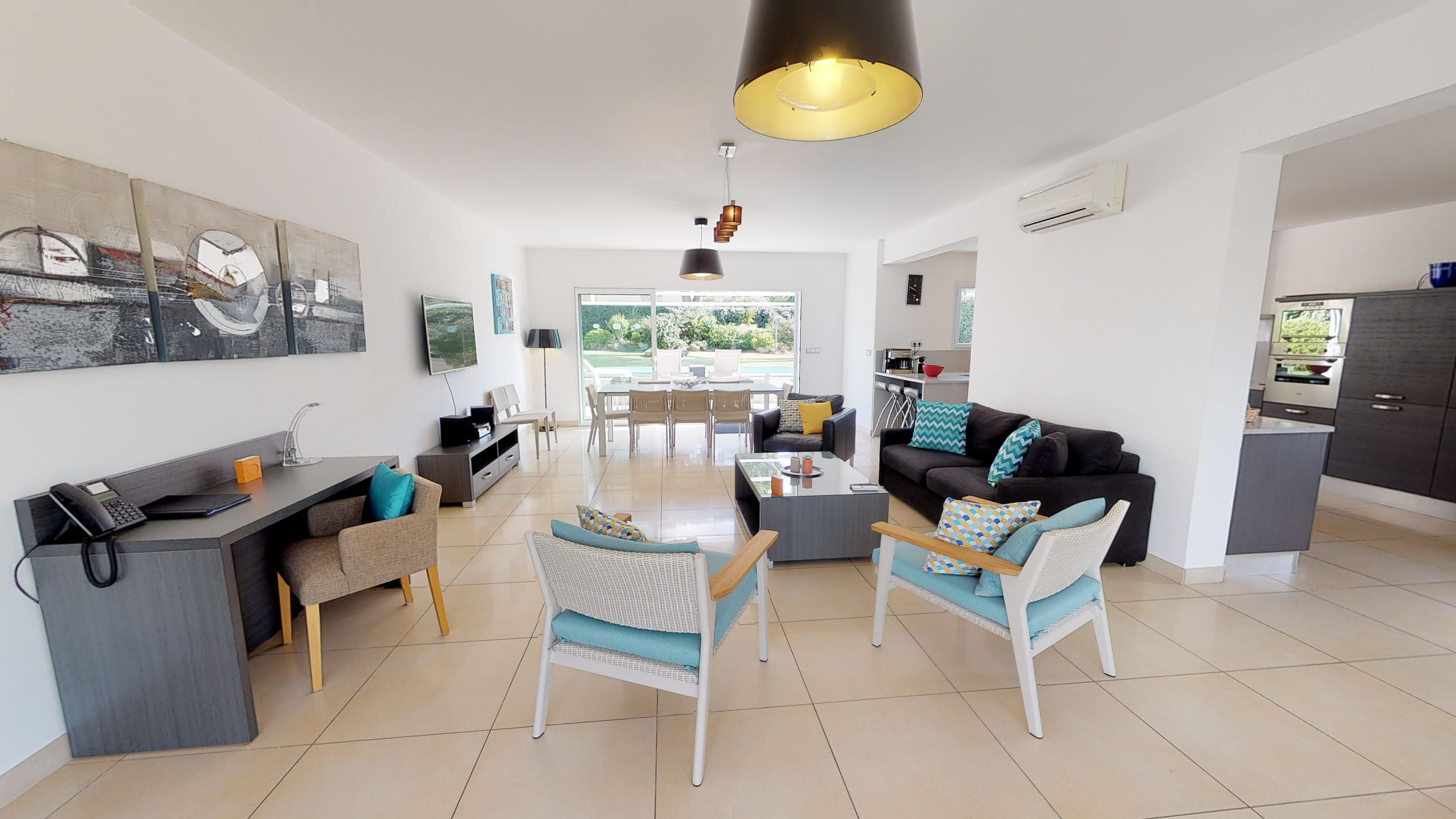 Villa Four Bedrooms with More Than Three Bathrooms