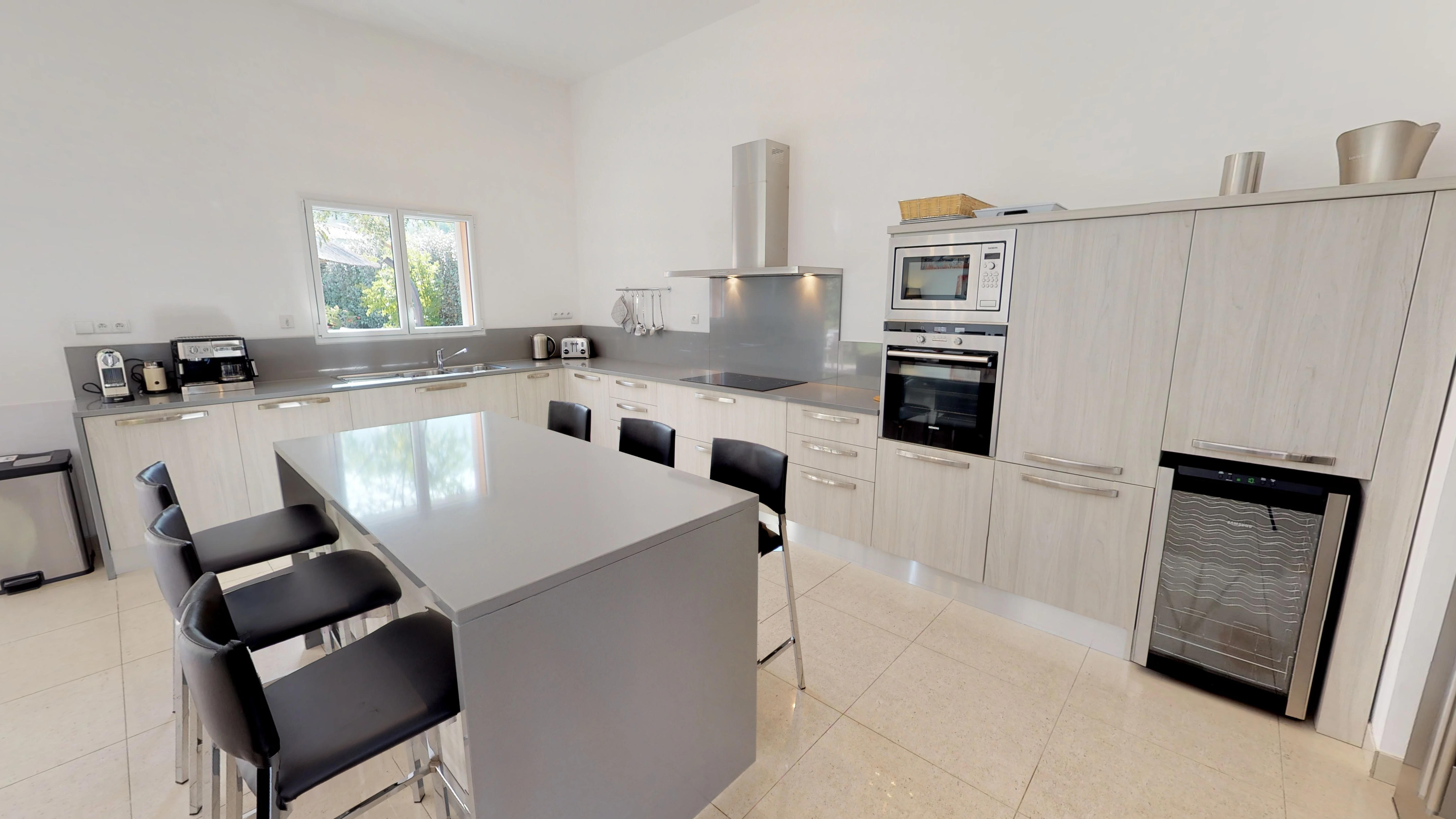 Villa Four Bedrooms with More Than Three Bathrooms