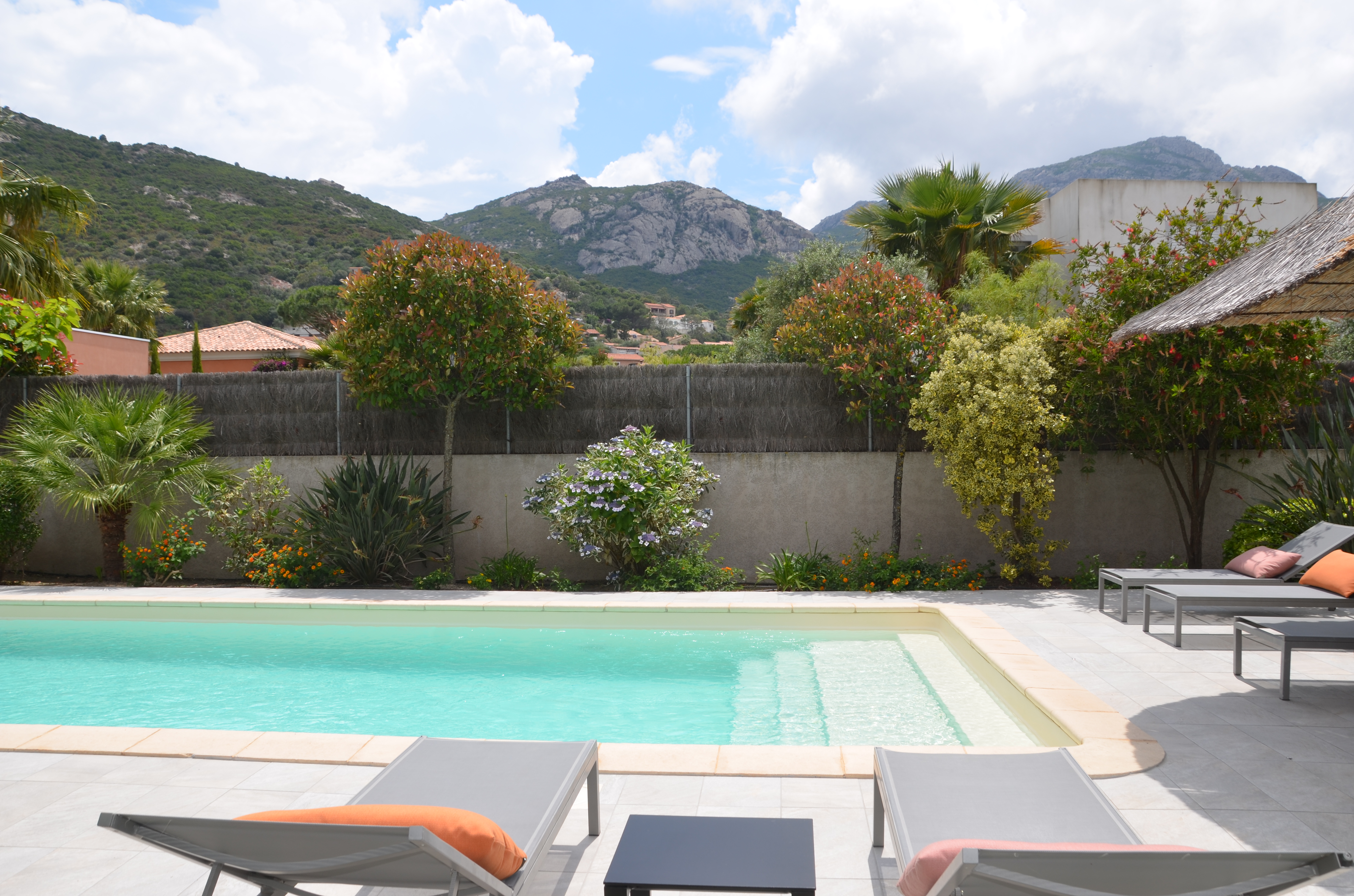 Villa Six Bedrooms with More Than Three Bathrooms