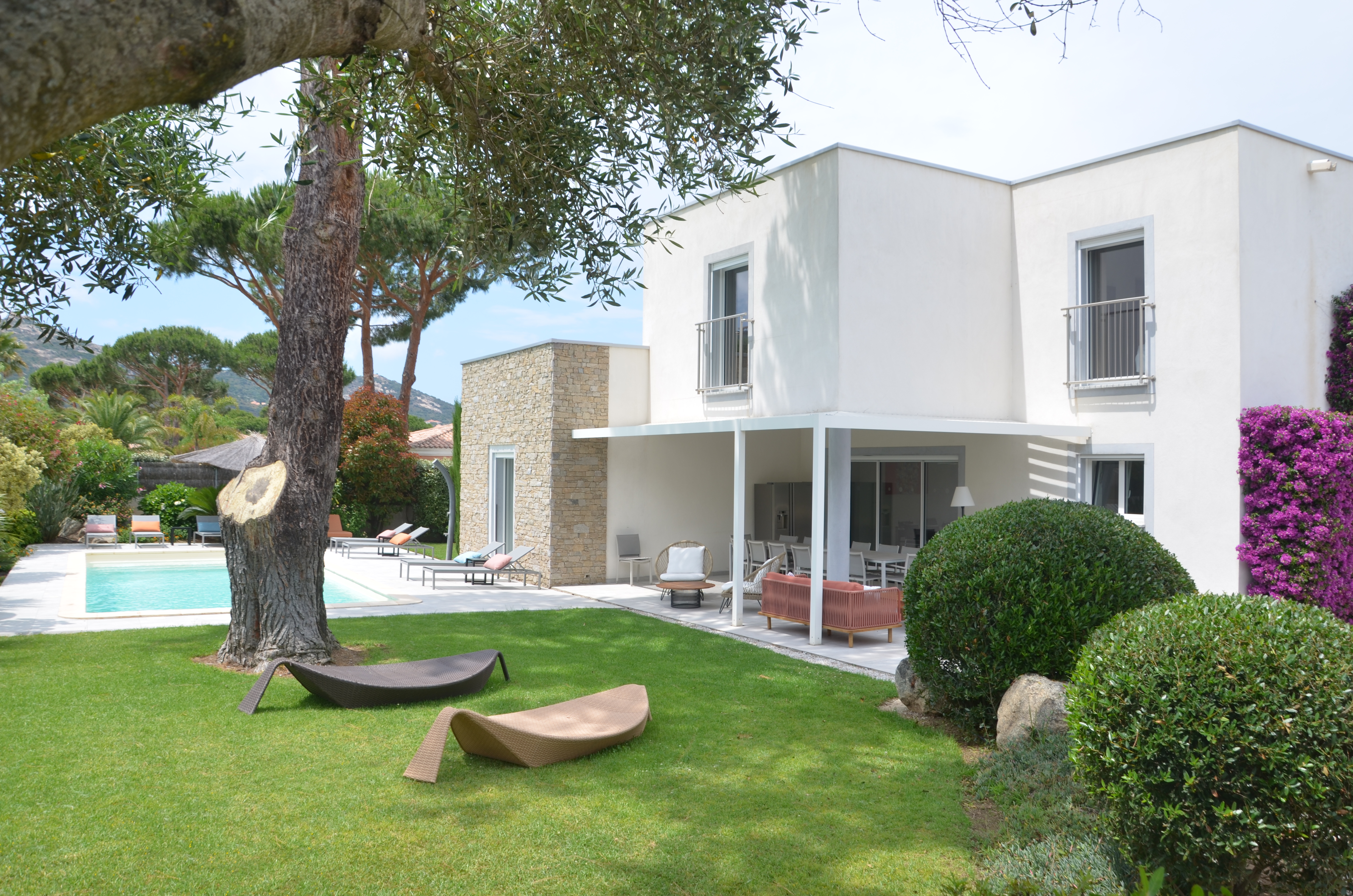 Villa Six Bedrooms with More Than Three Bathrooms