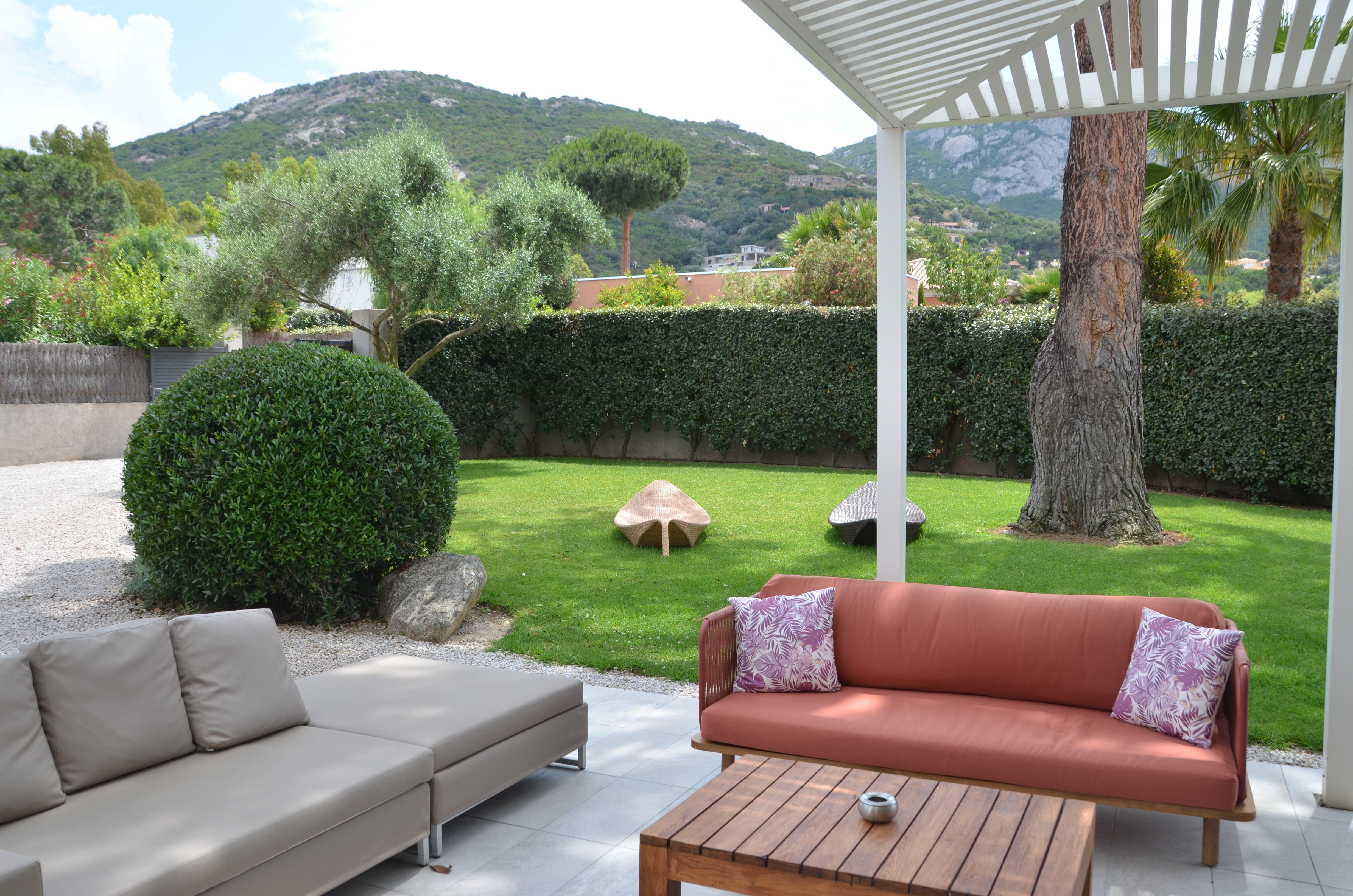 Villa Six Bedrooms with More Than Three Bathrooms