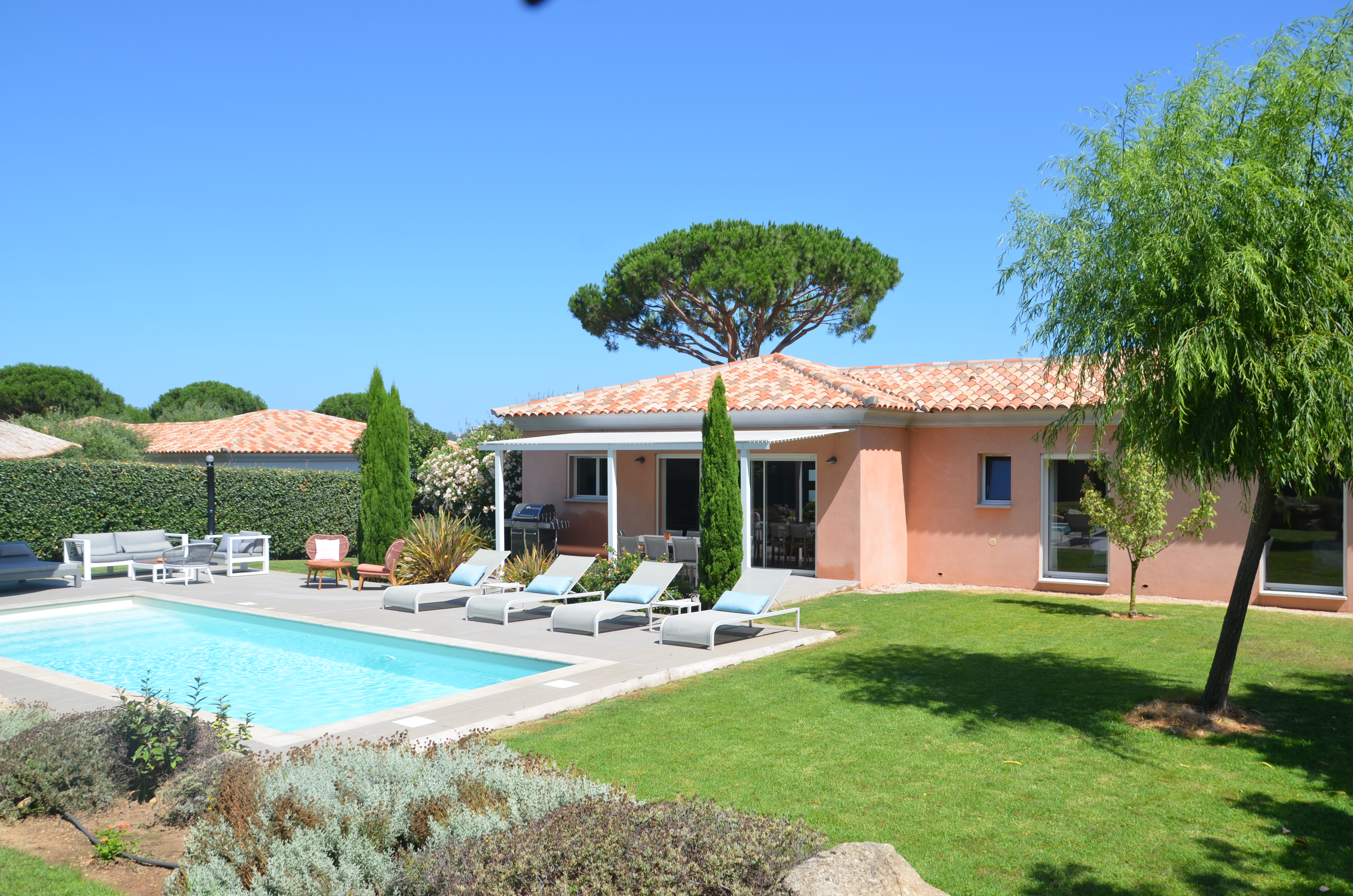 Villa Three Bedrooms with Air Conditioning