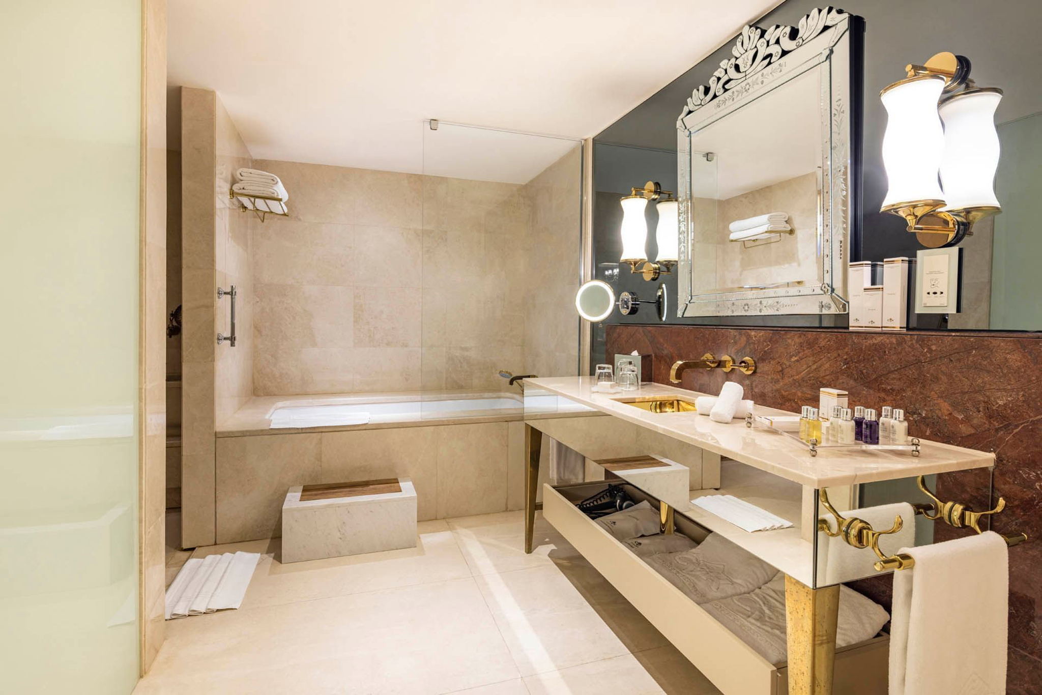 Suite Luxury City View