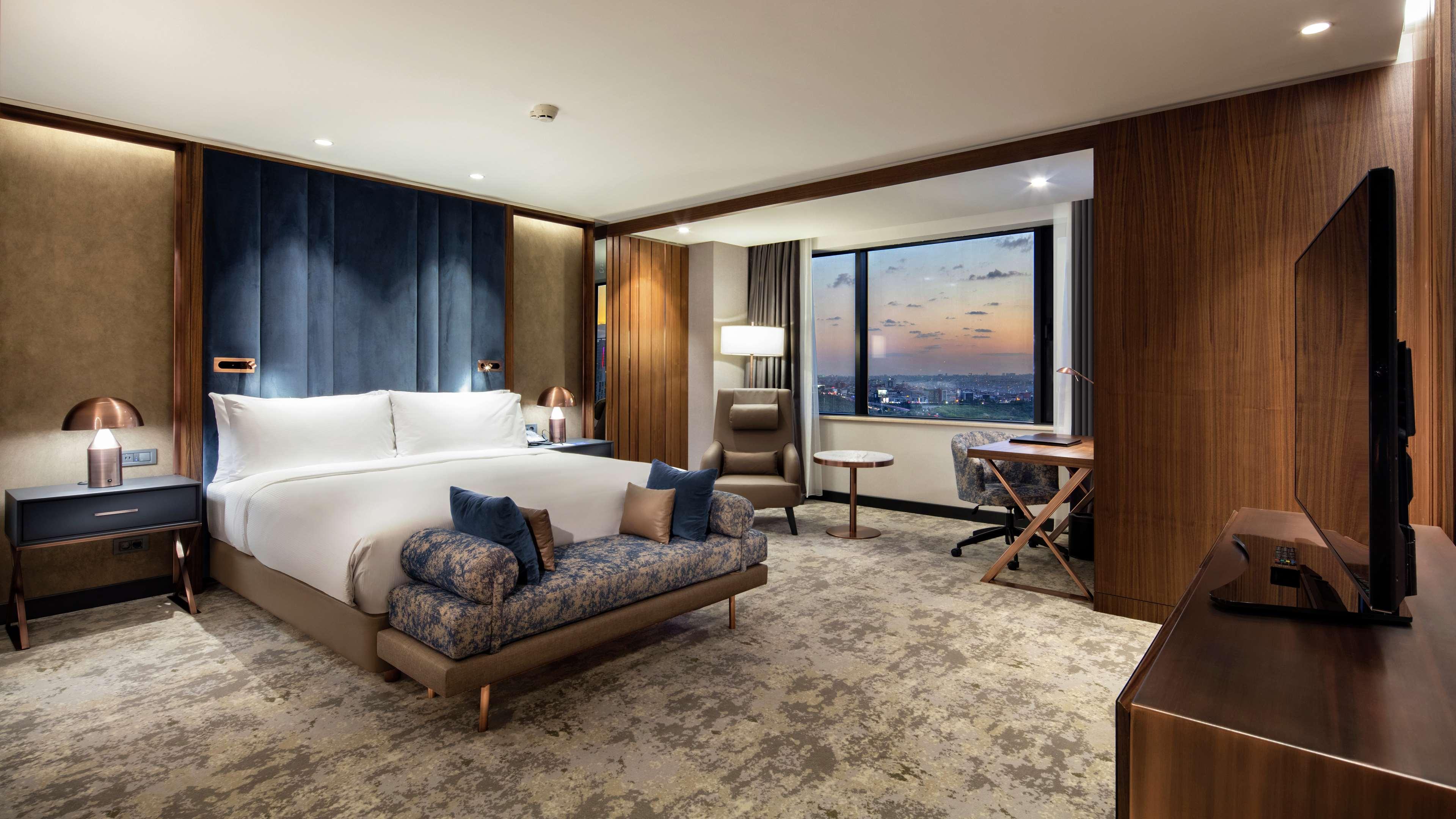 Suite Deluxe King Bed