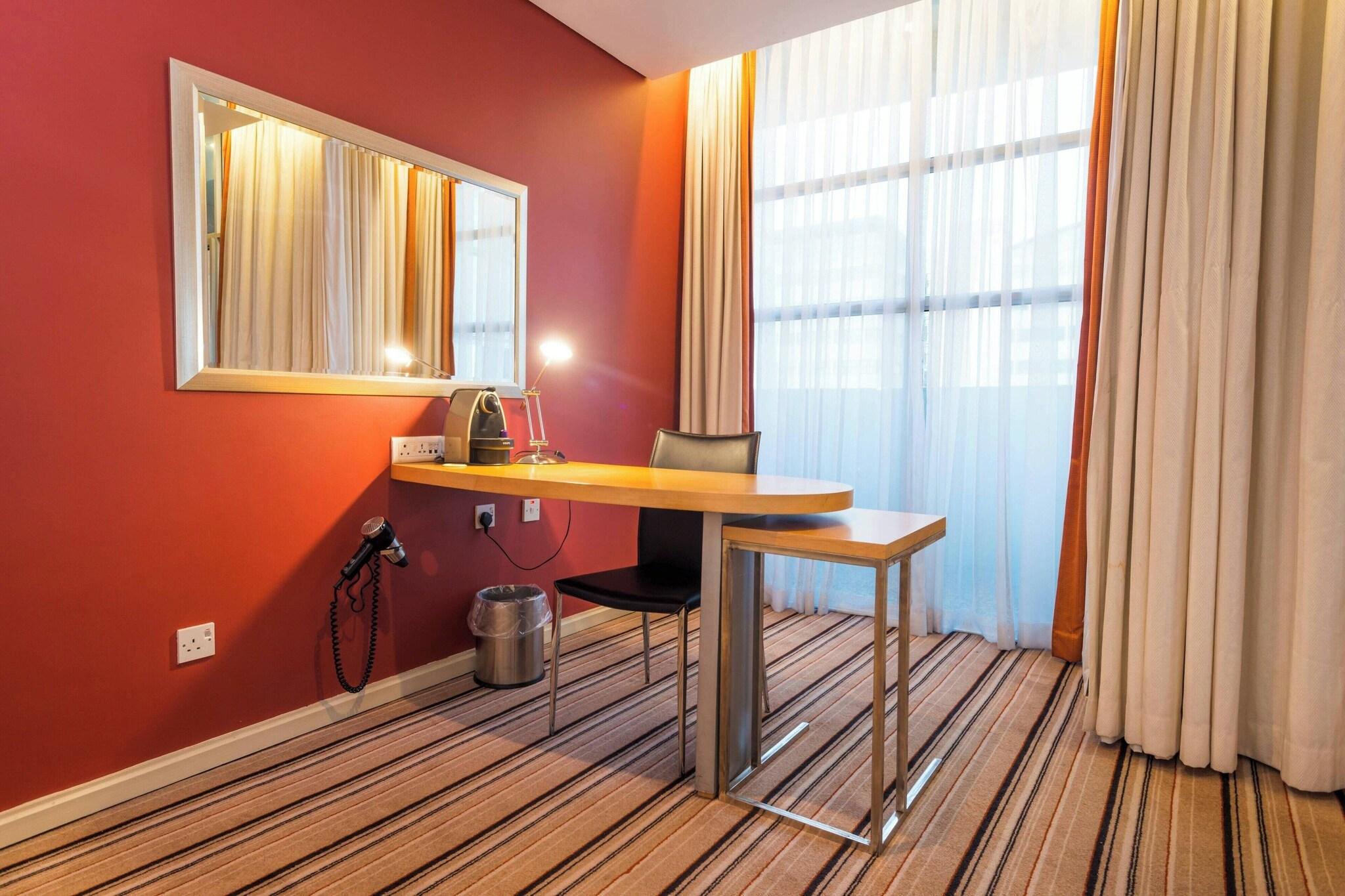 Double City View Queen Bed