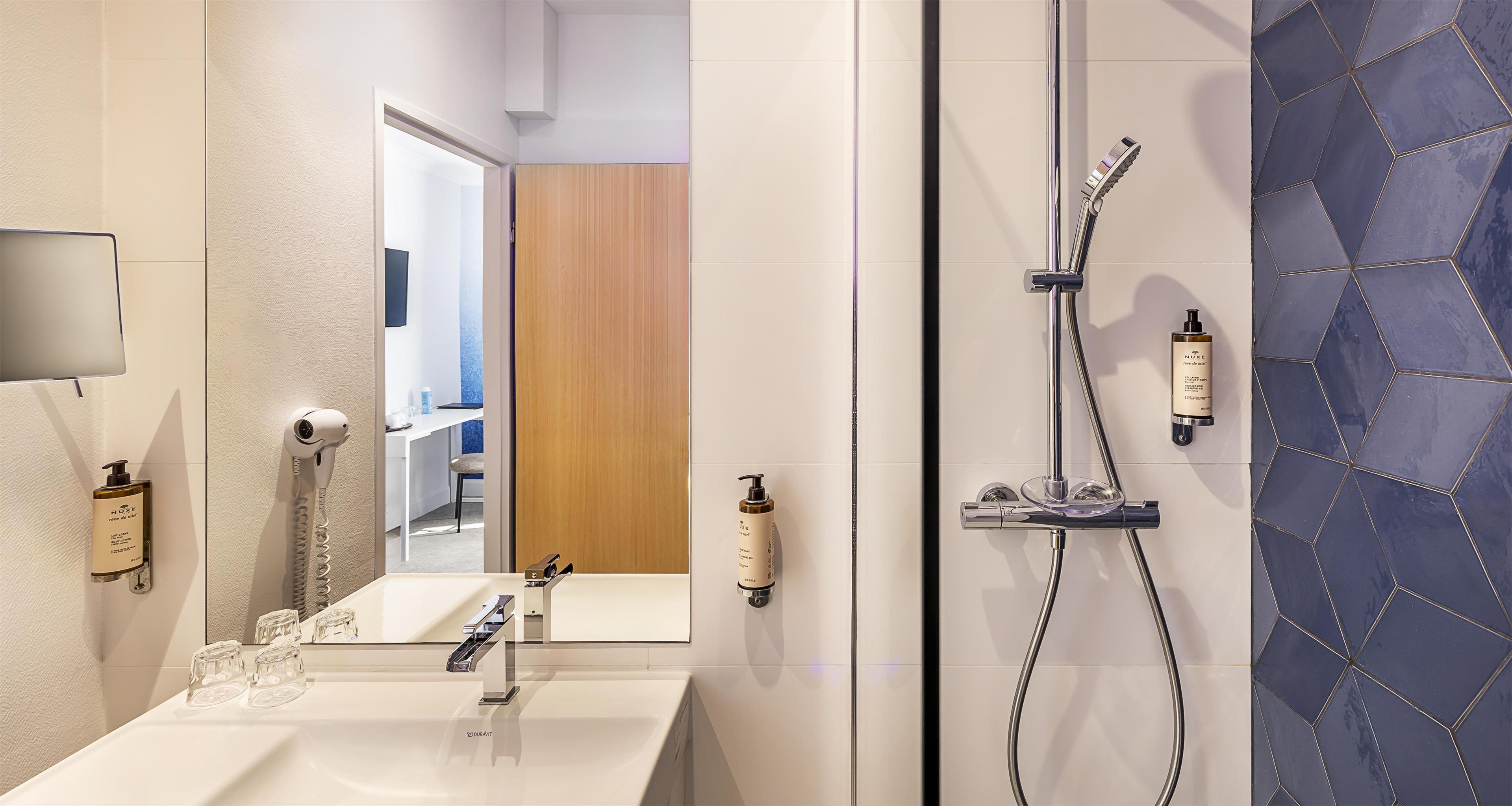 Suite Queen Size Bed