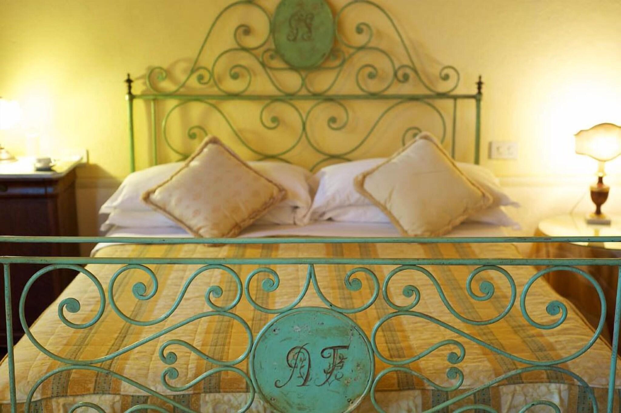 Double Classic Queen Bed