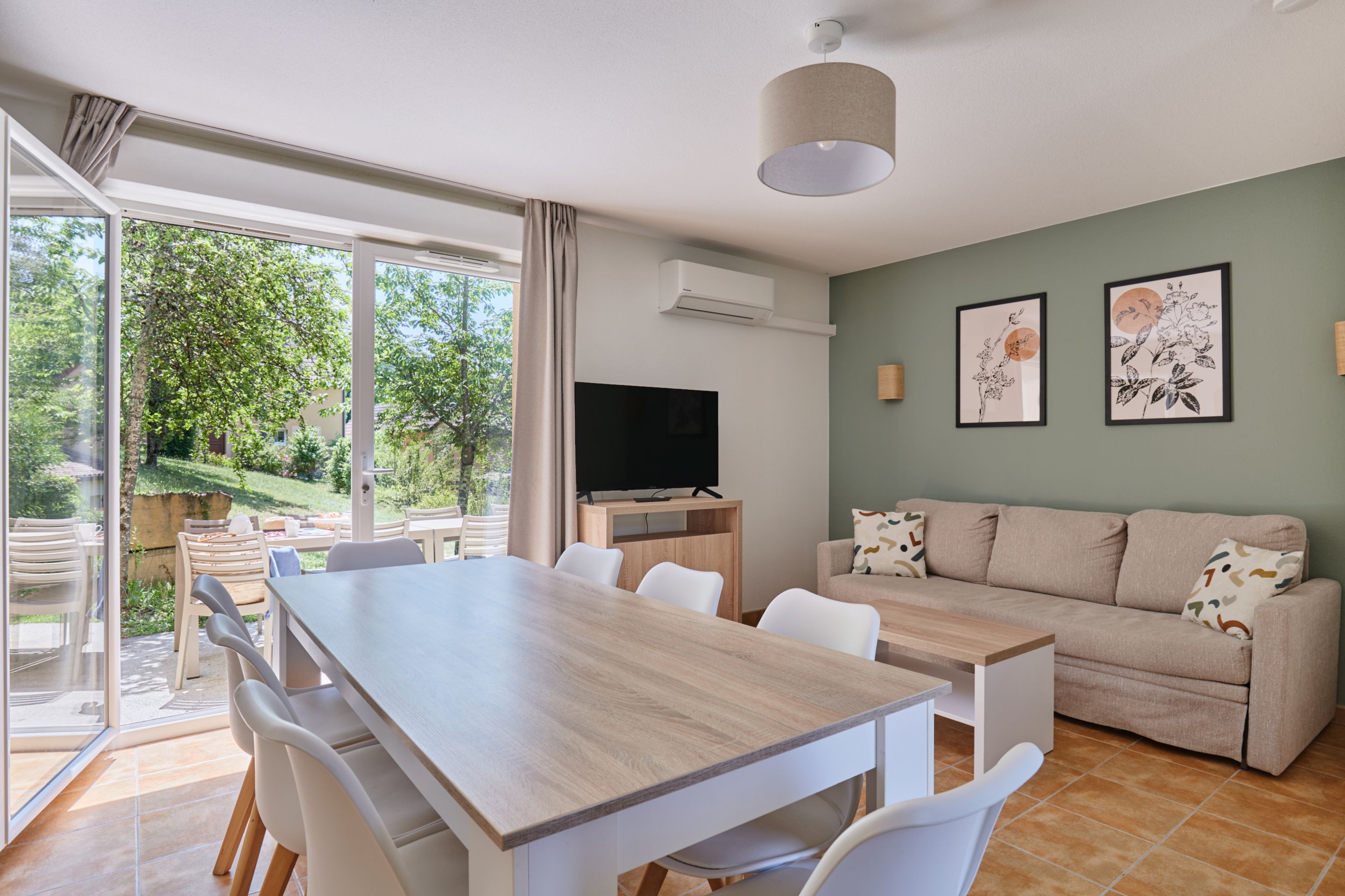 House Capacity 8 Three Bedrooms