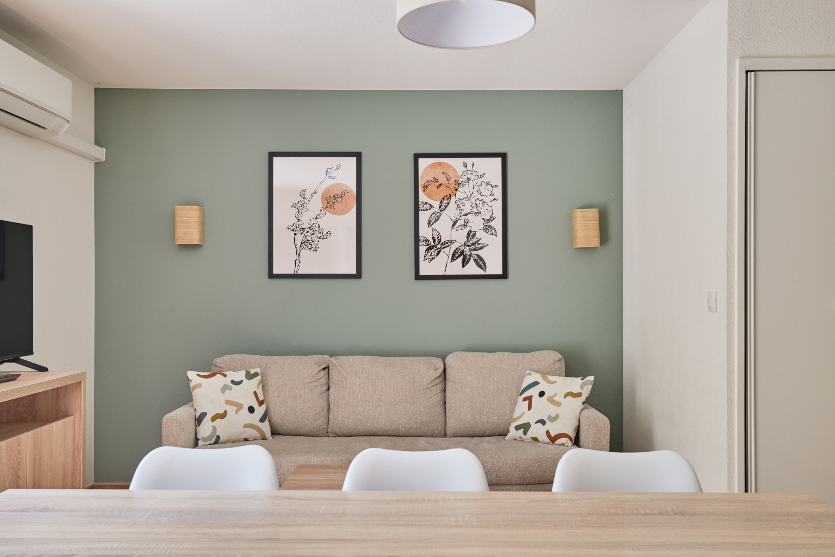 House Capacity 8 Three Bedrooms