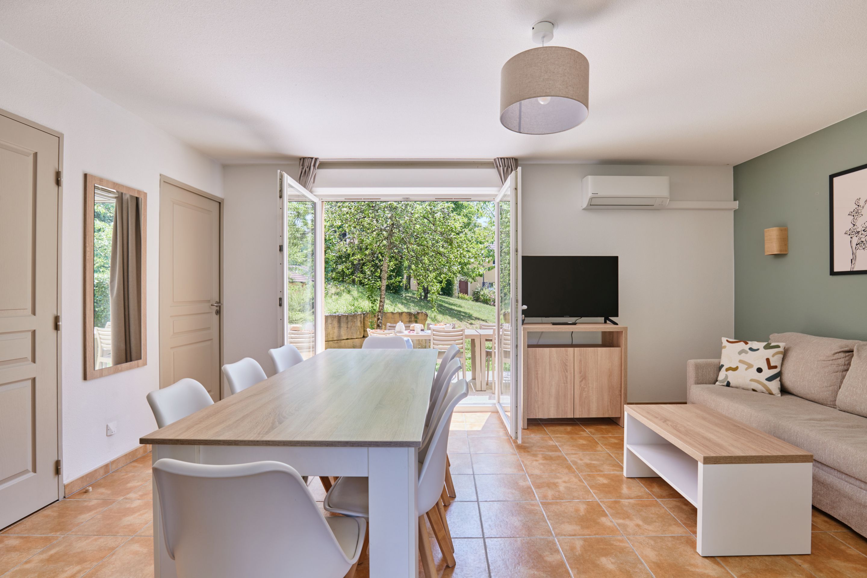 House Capacity 8 Three Bedrooms