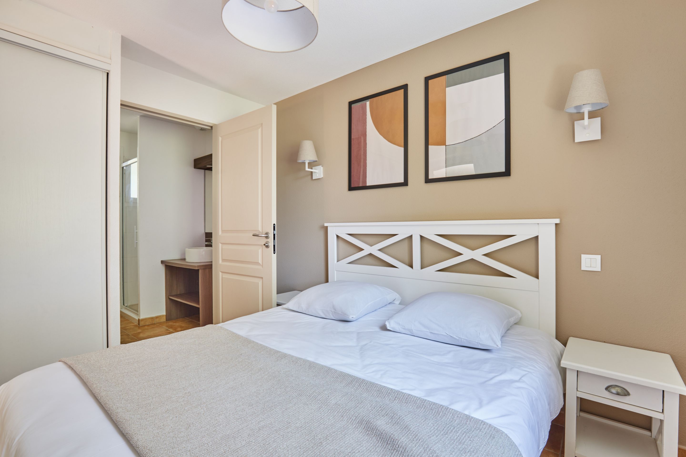 House Capacity 8 Three Bedrooms