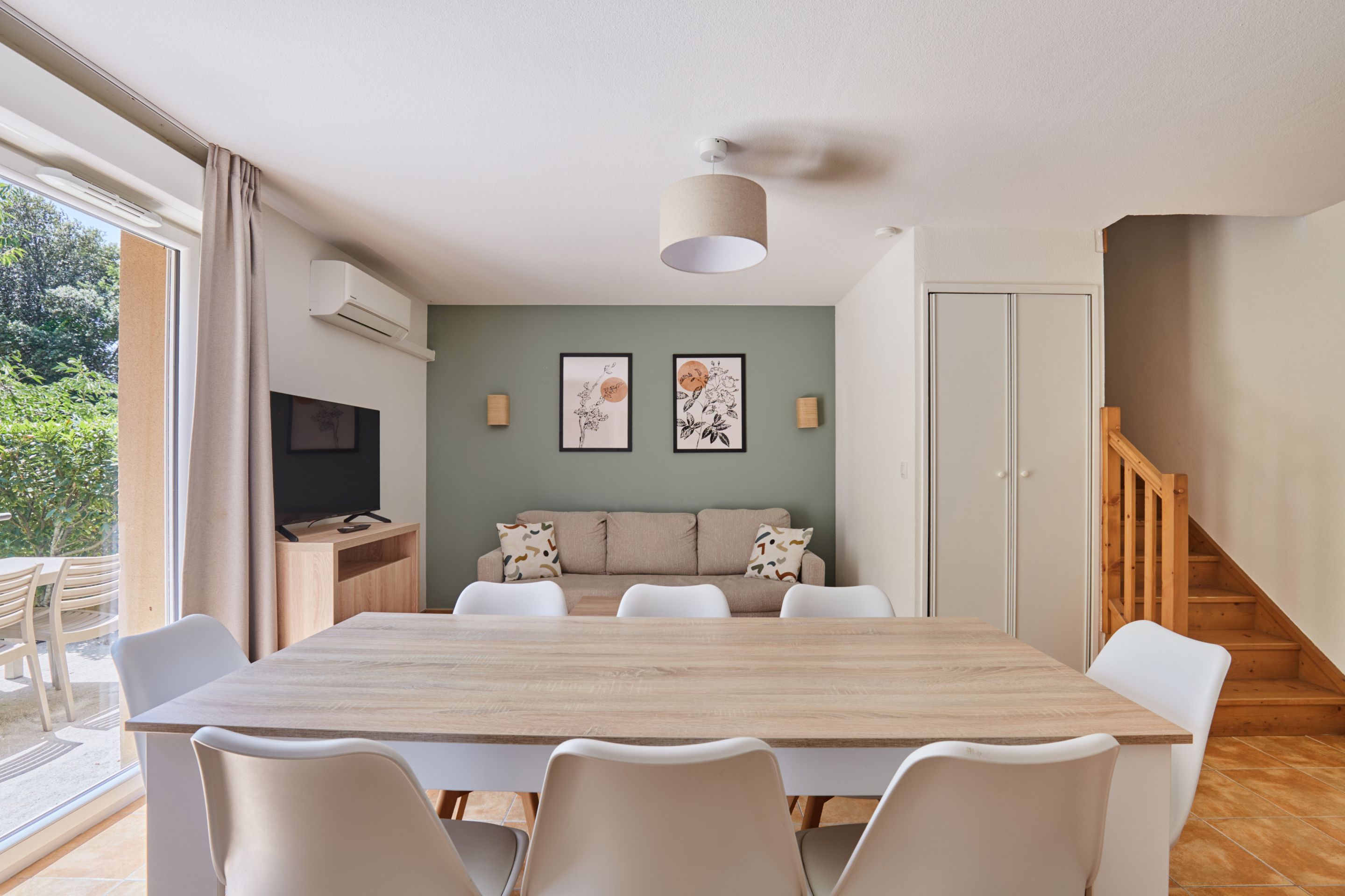 House Capacity 8 Three Bedrooms