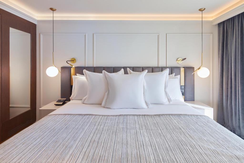 Double Deluxe Two Beds