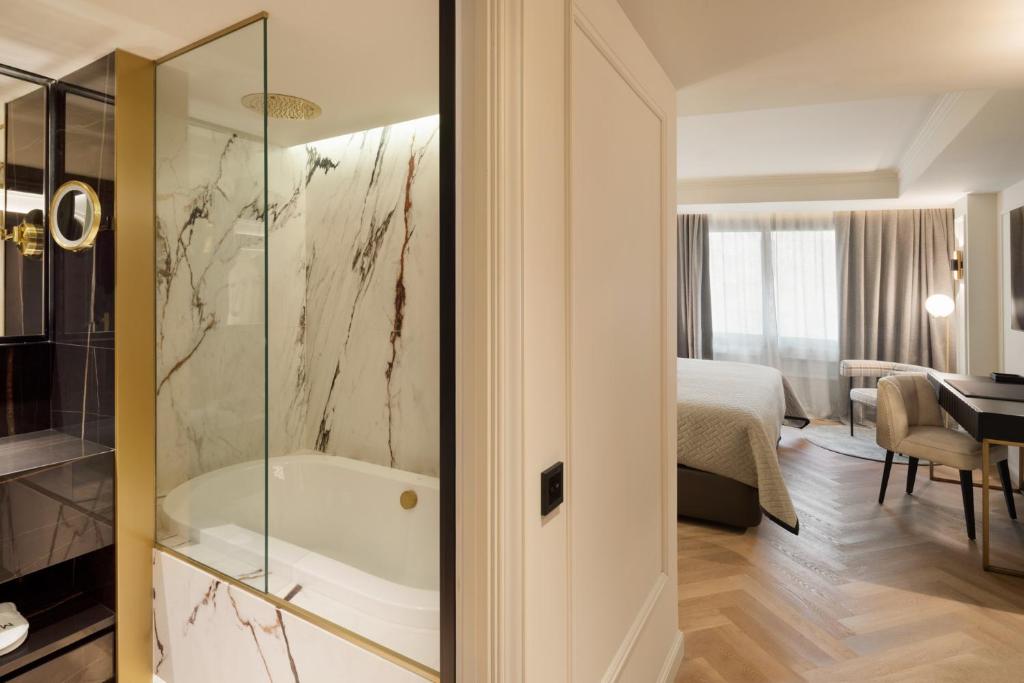 Double Deluxe Two Beds