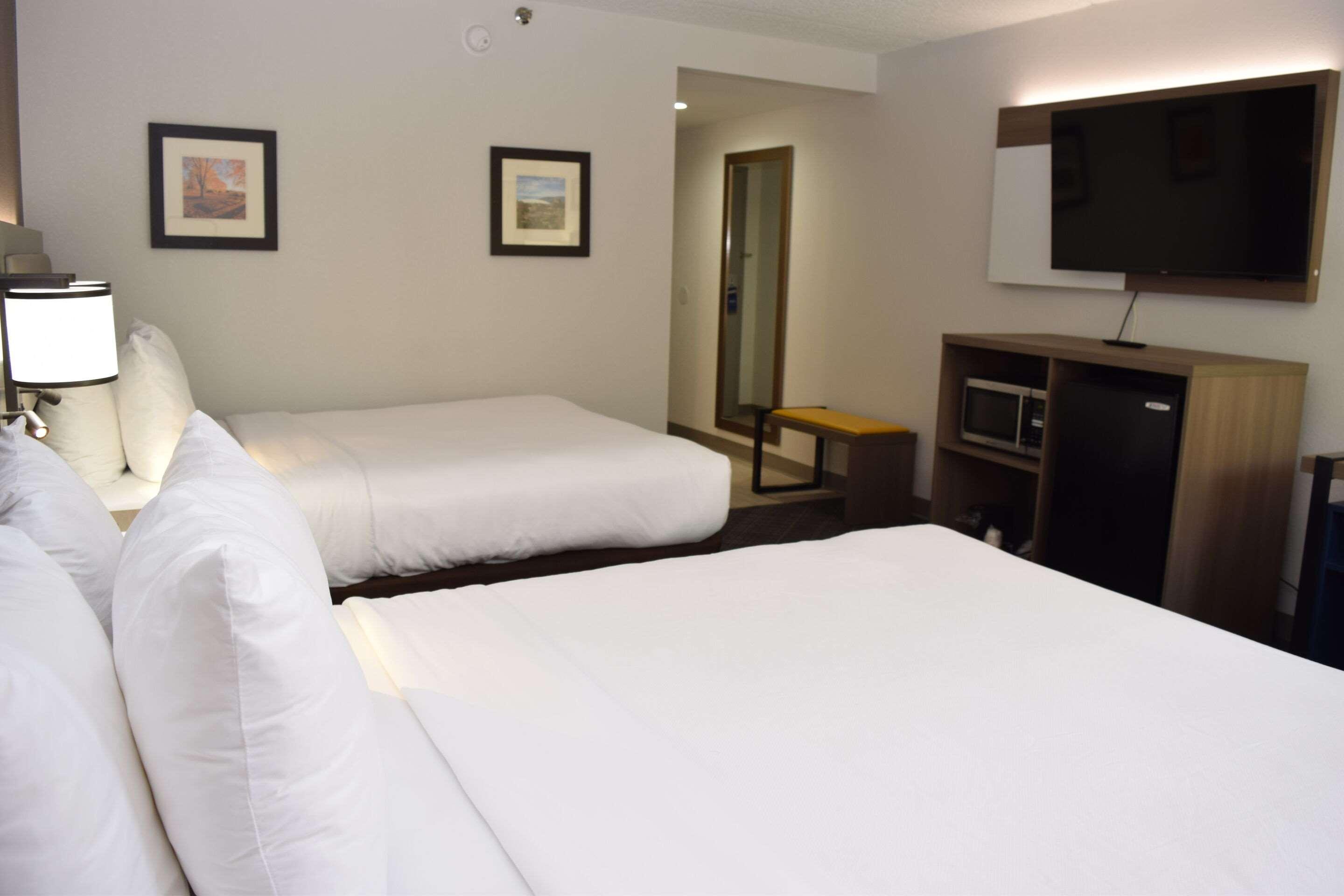 Twin Two Queen Beds Non Smoking