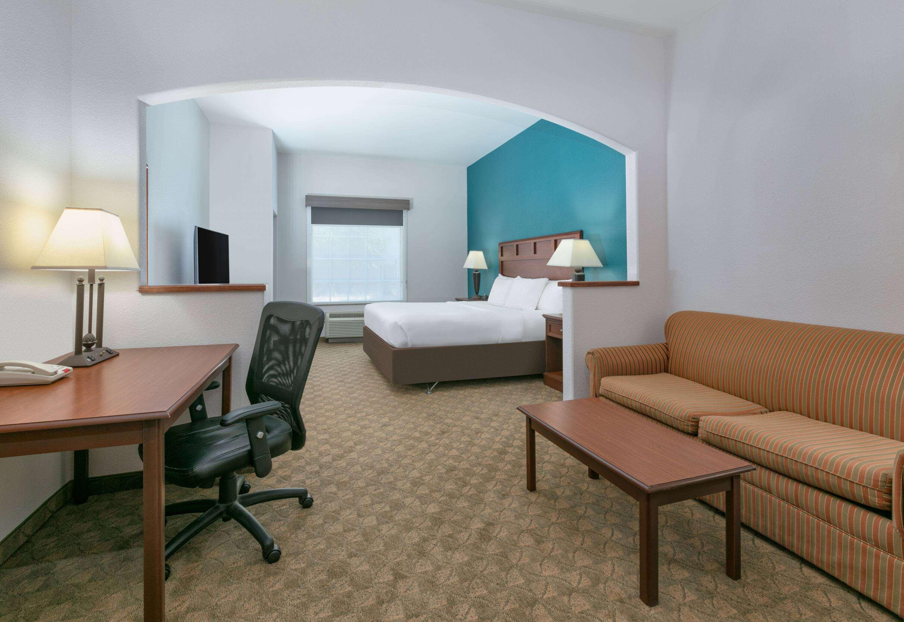 Suite Accessible King Size Bed