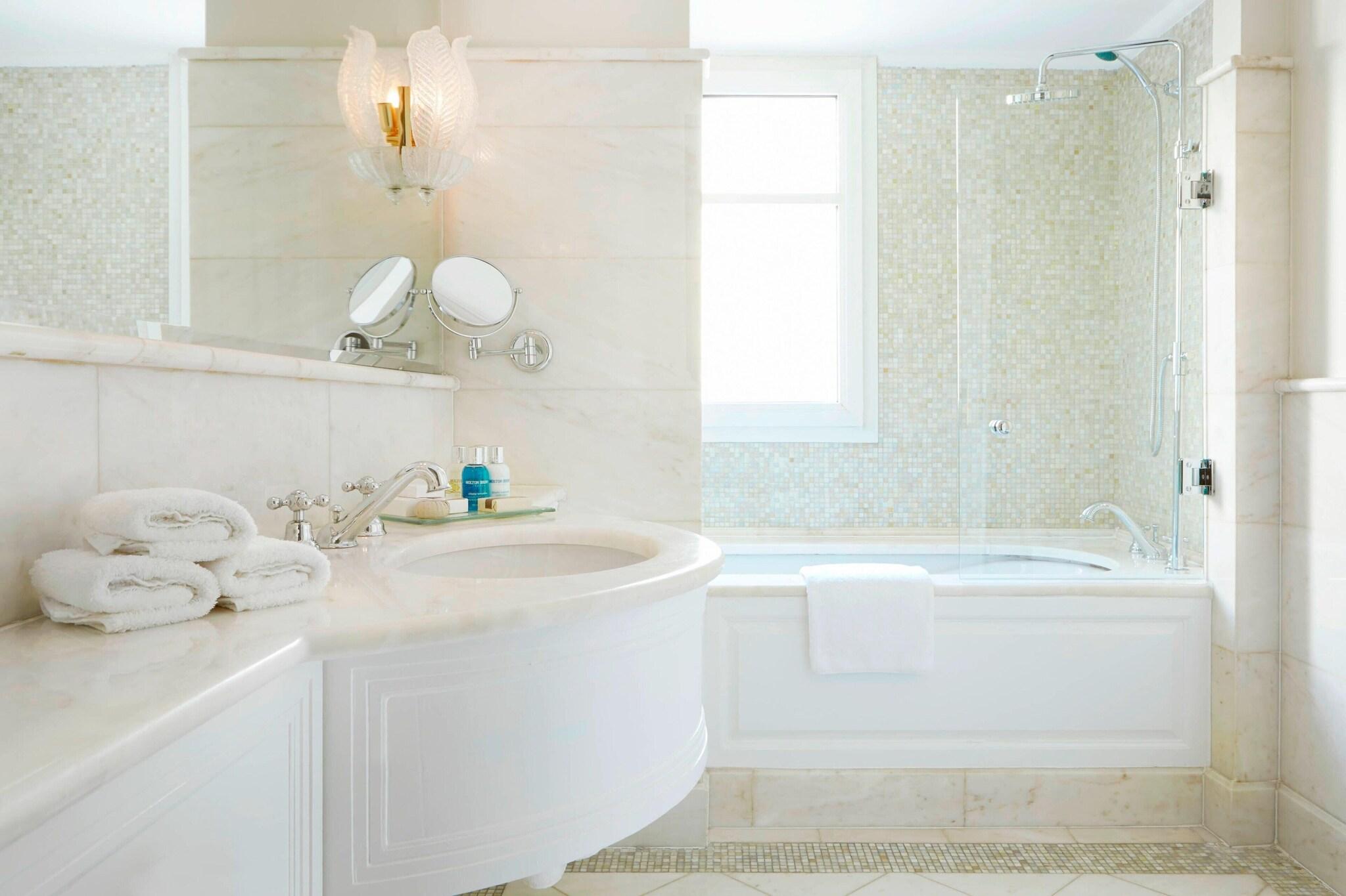 Suite Deluxe with Views