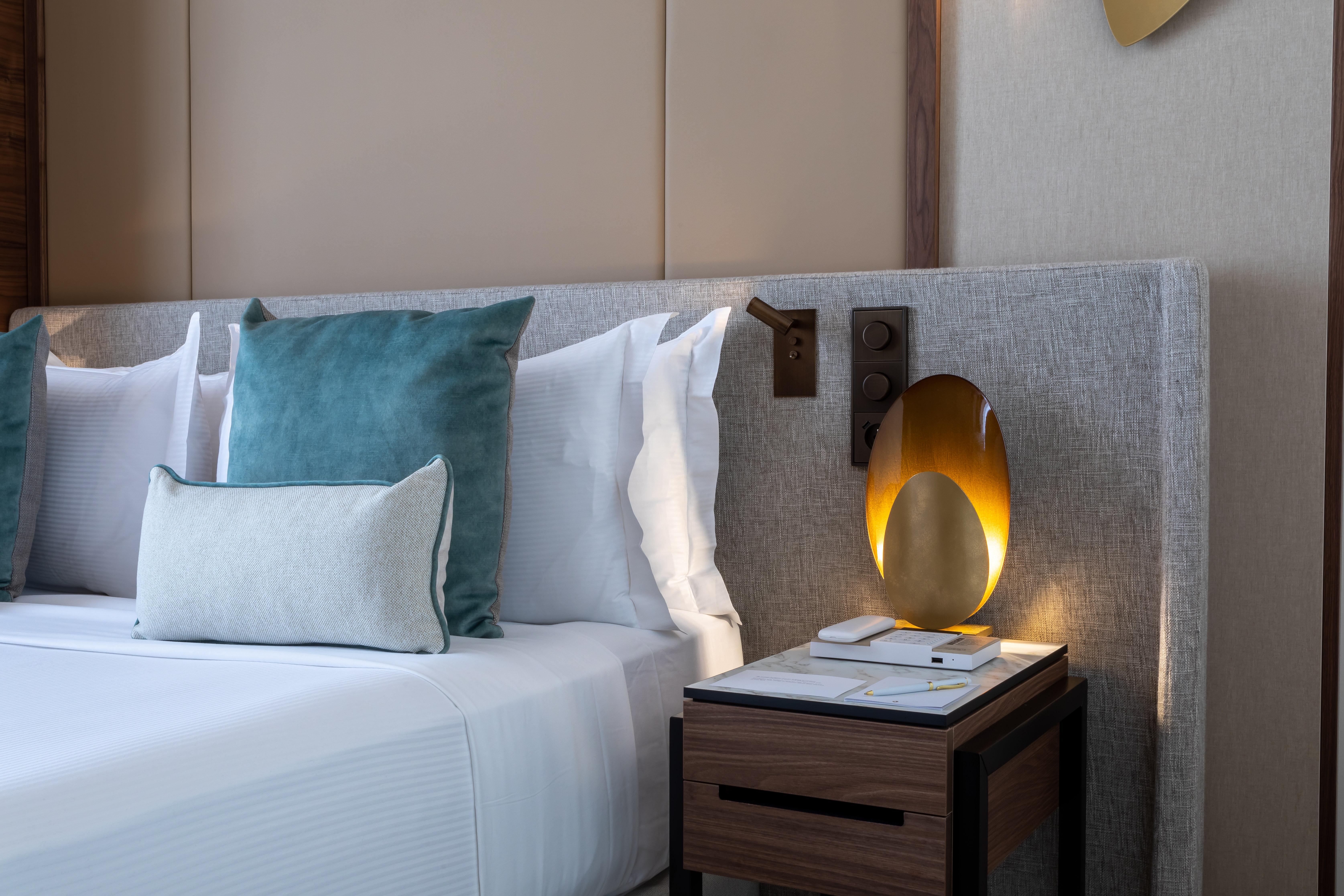 Double Classic Queen Bed