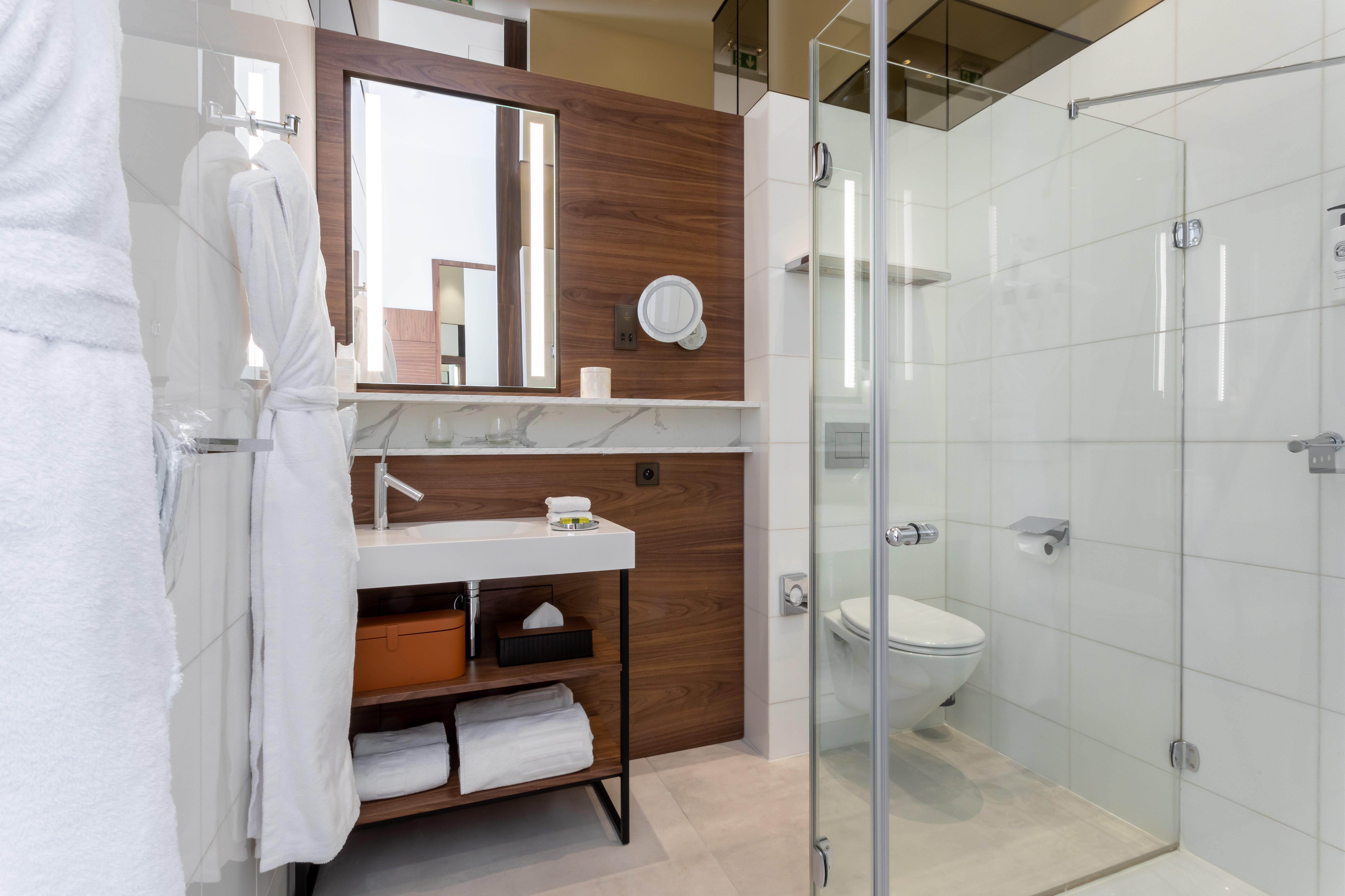 Junior Suite Accessible King Size Bed