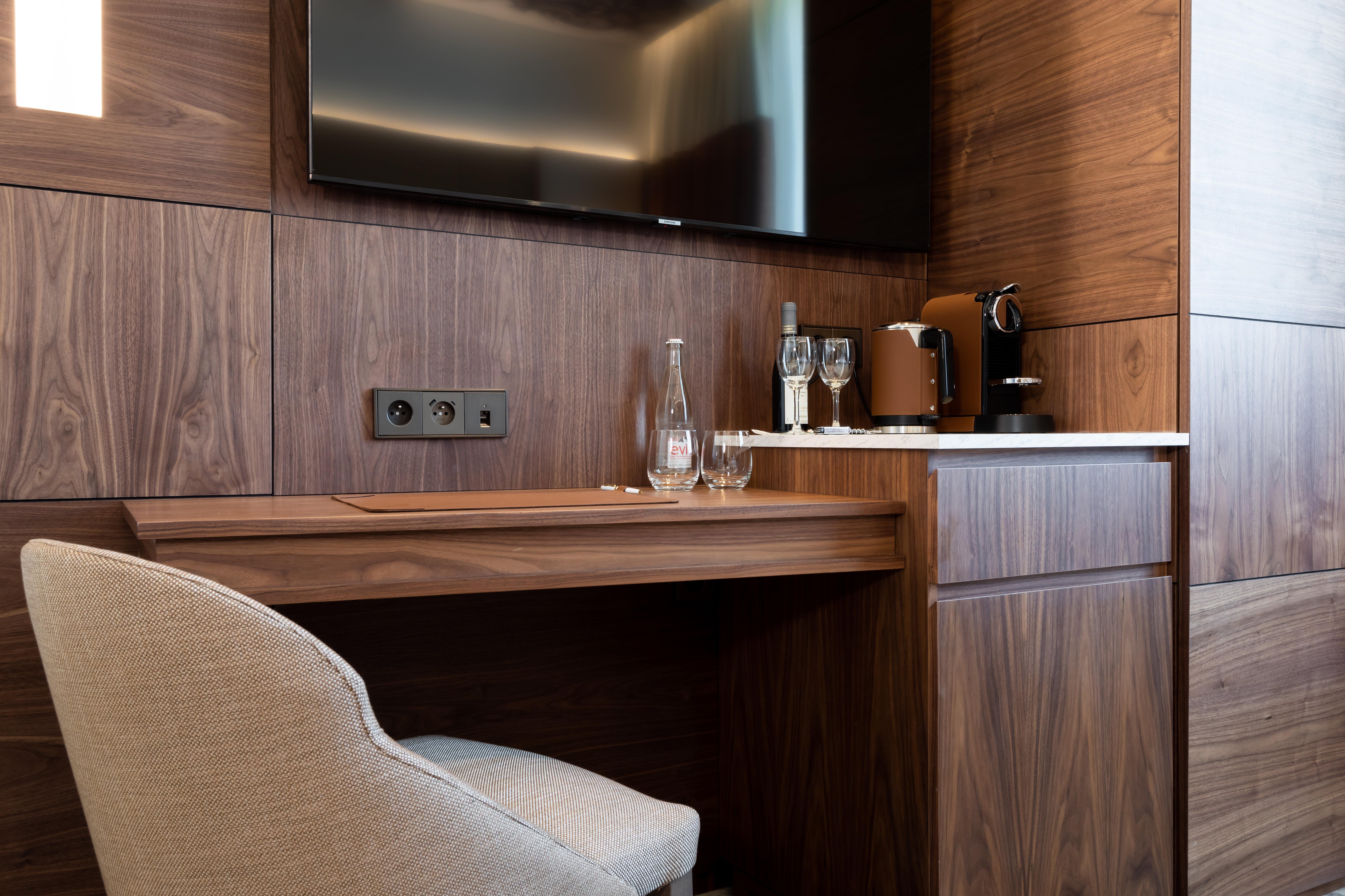 Double Classic Queen Bed