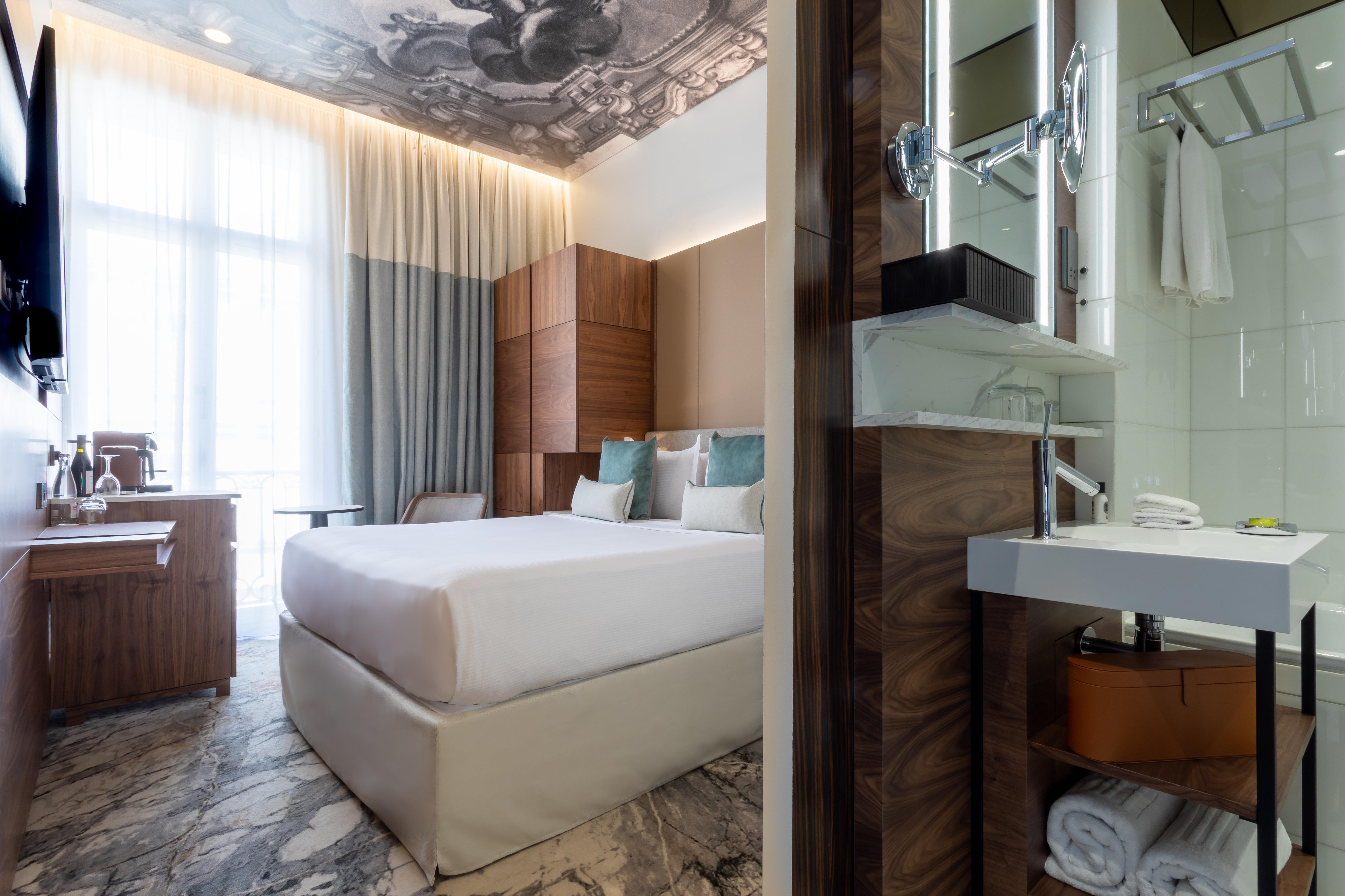 Double Classic Queen Bed