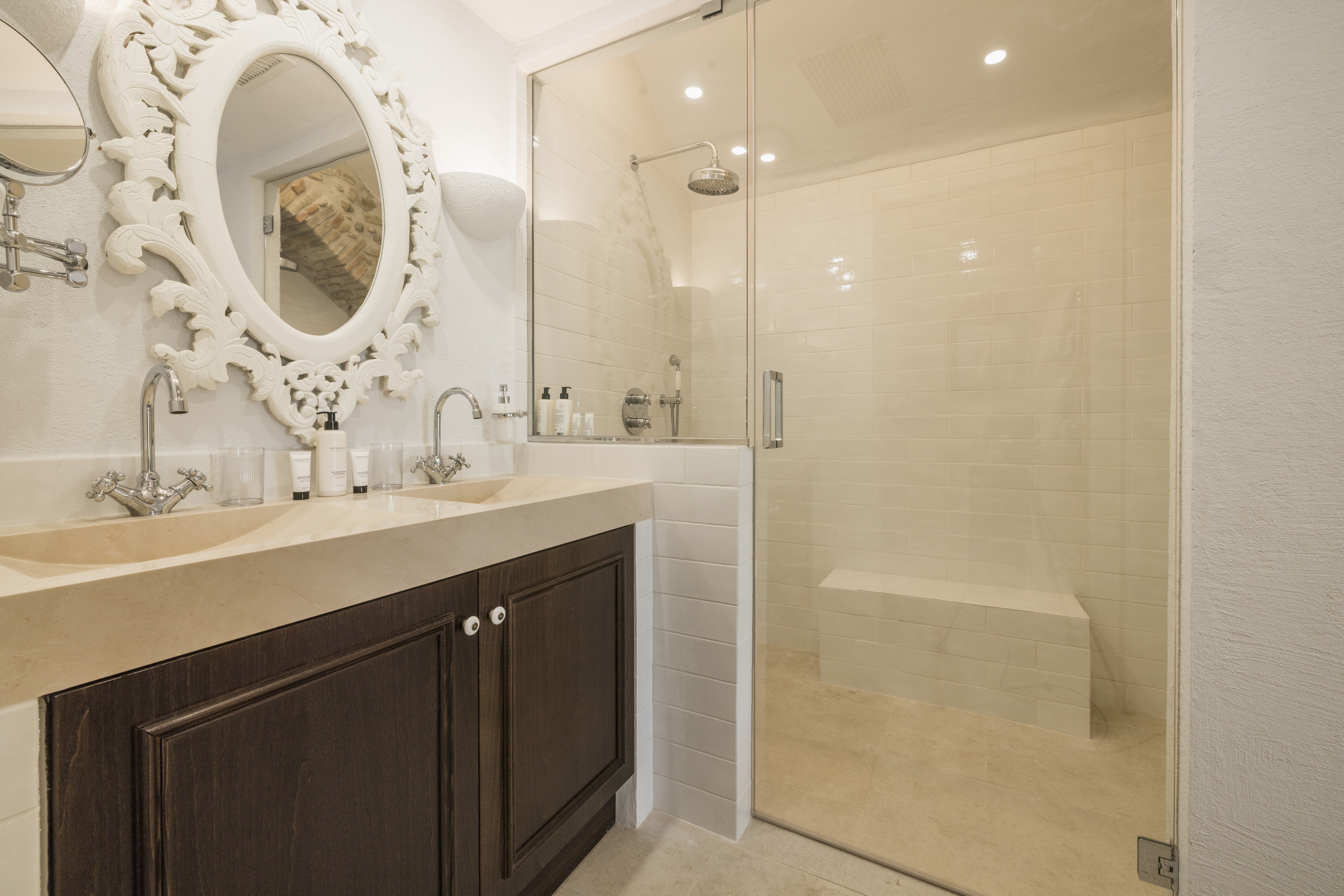 Double Deluxe One Bed