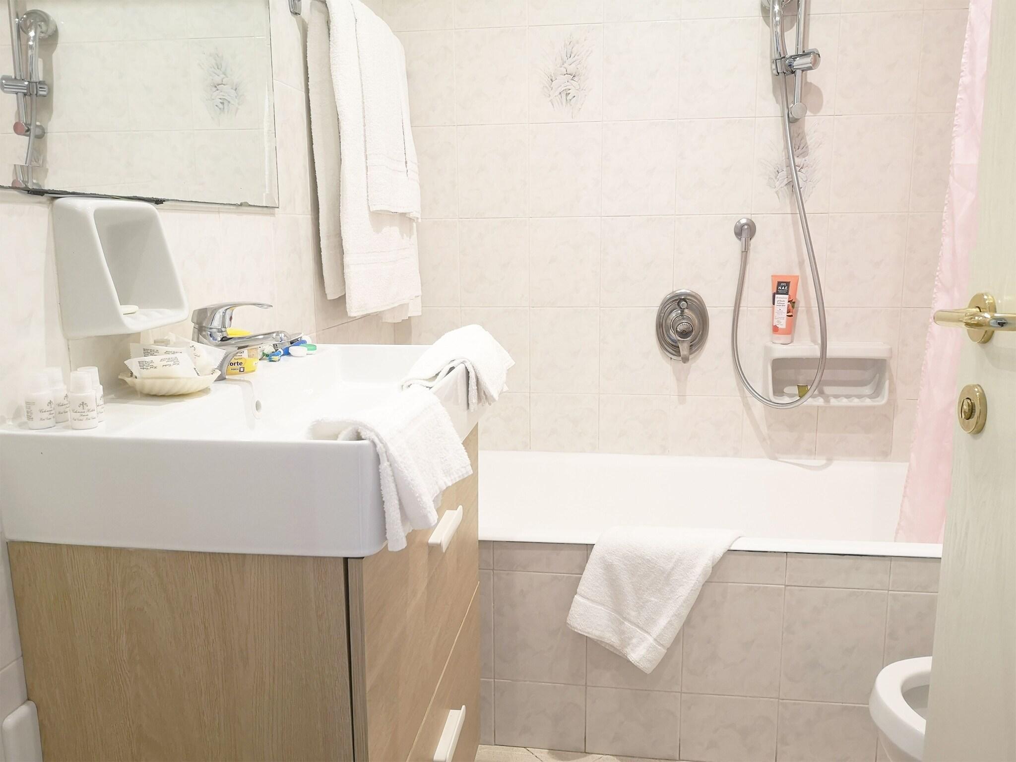 Double Classic Queen Bed