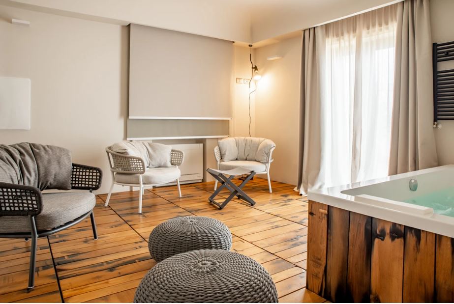 Suite King Bed with Jacuzzi