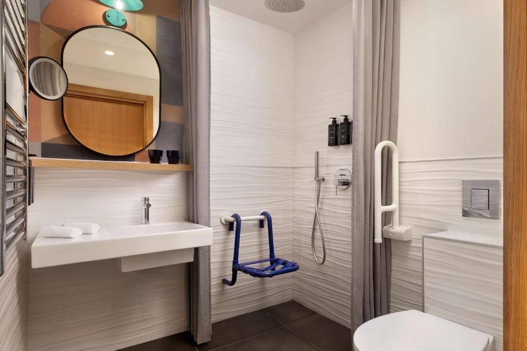 Double or Twin Guest Room Queen Bed