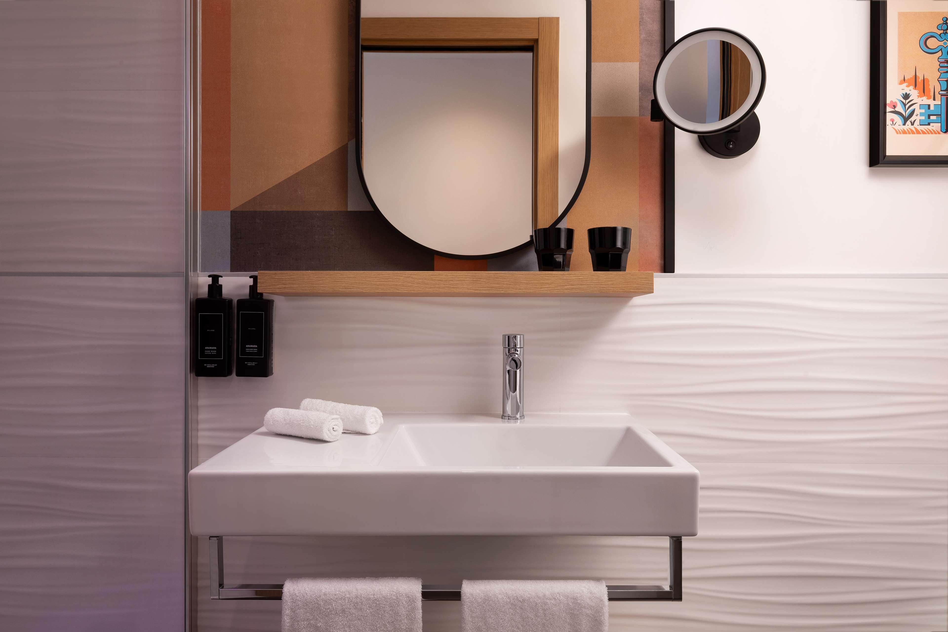 Double or Twin Guest Room Queen Bed