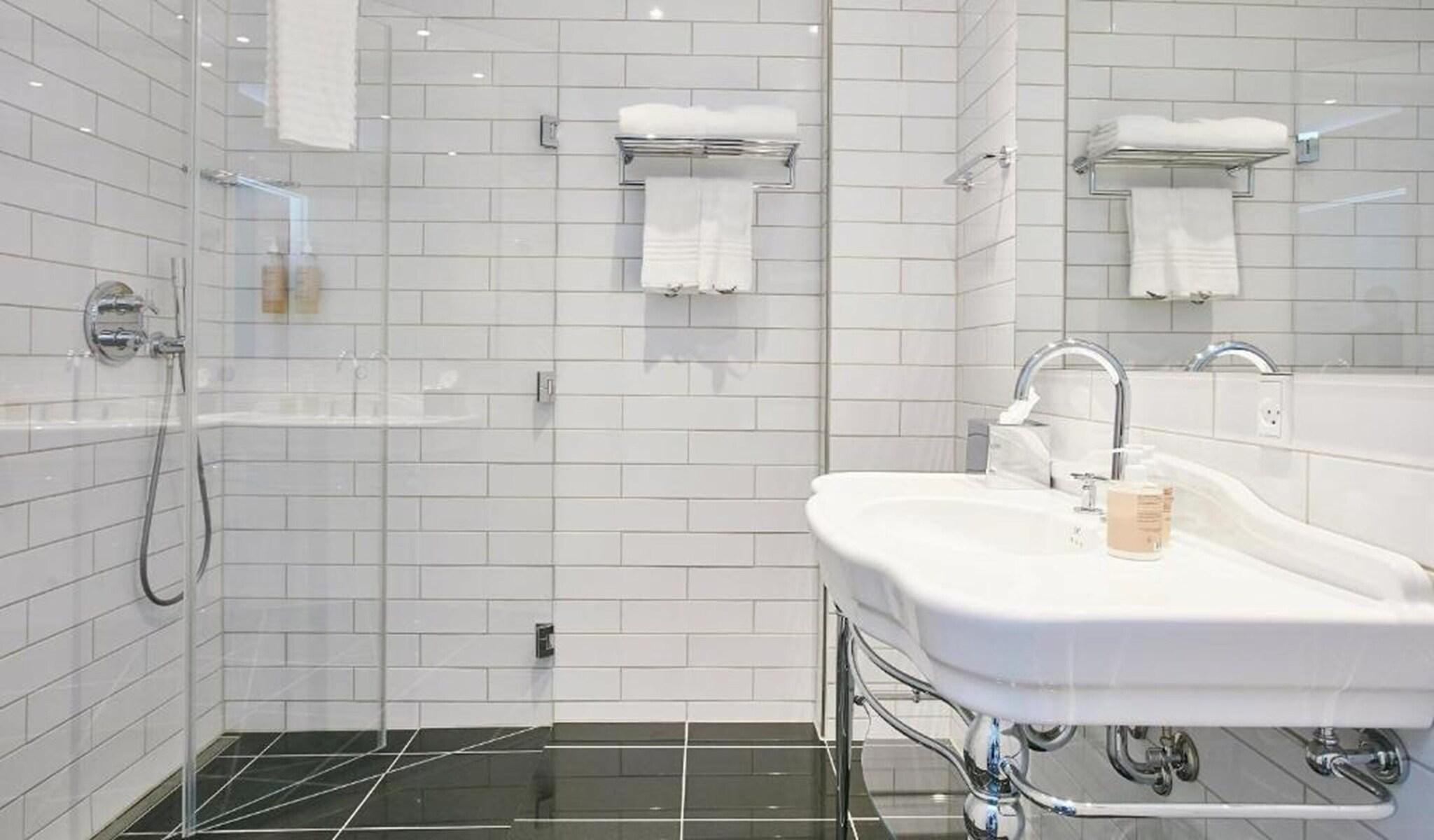 Double Deluxe Queen Bed