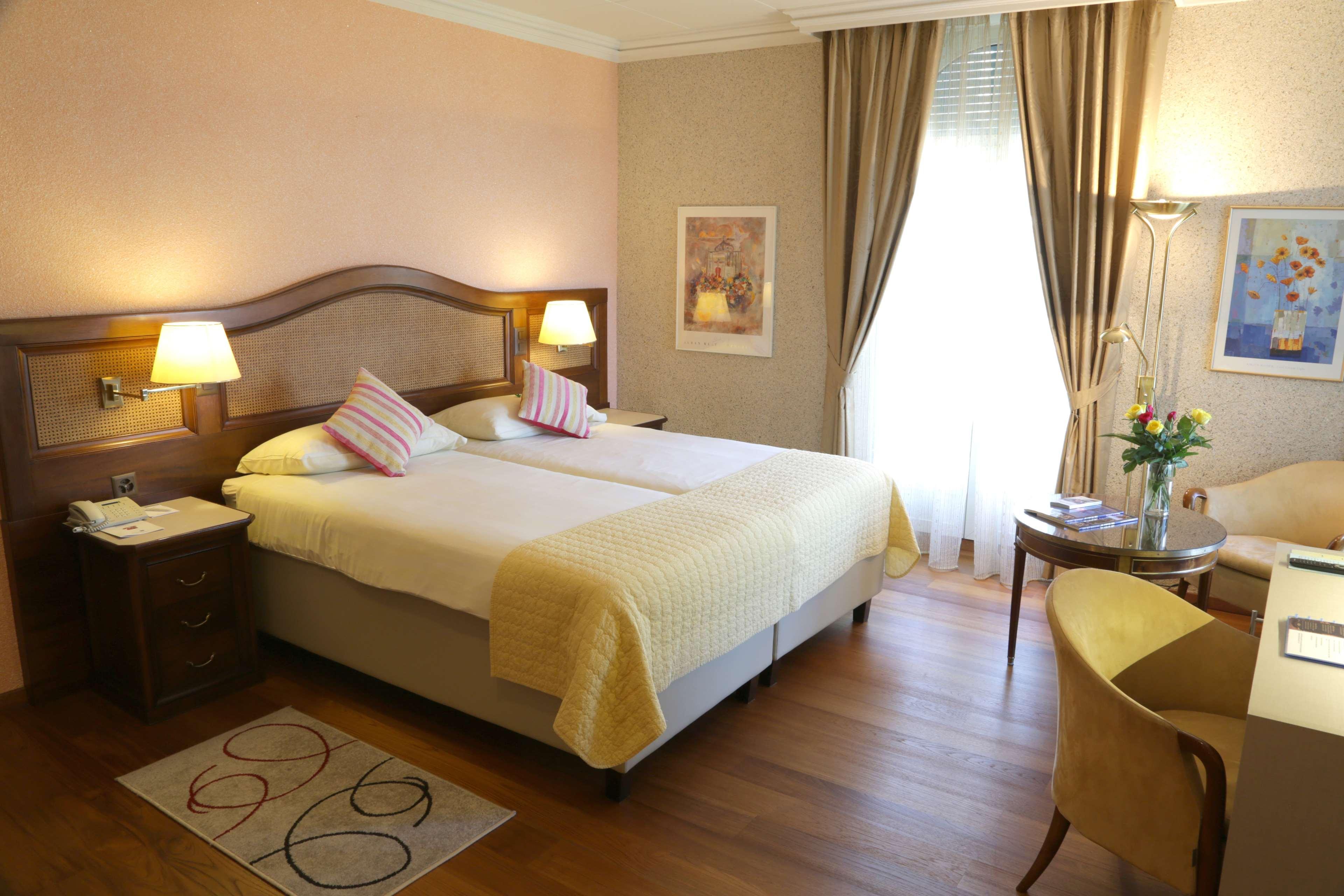 Twin Deluxe Mountain View