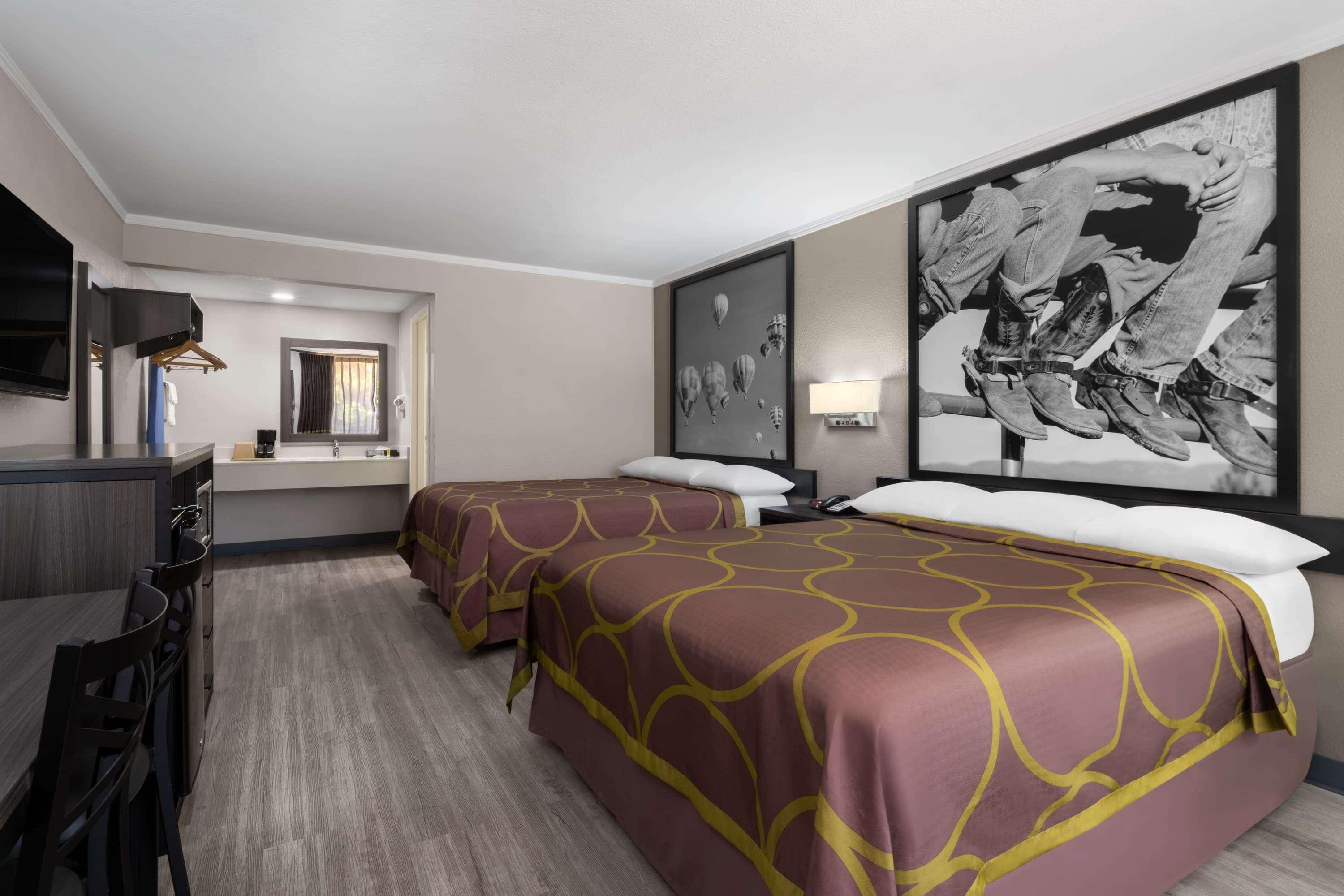 Quadruple Two Queen Beds Non Smoking