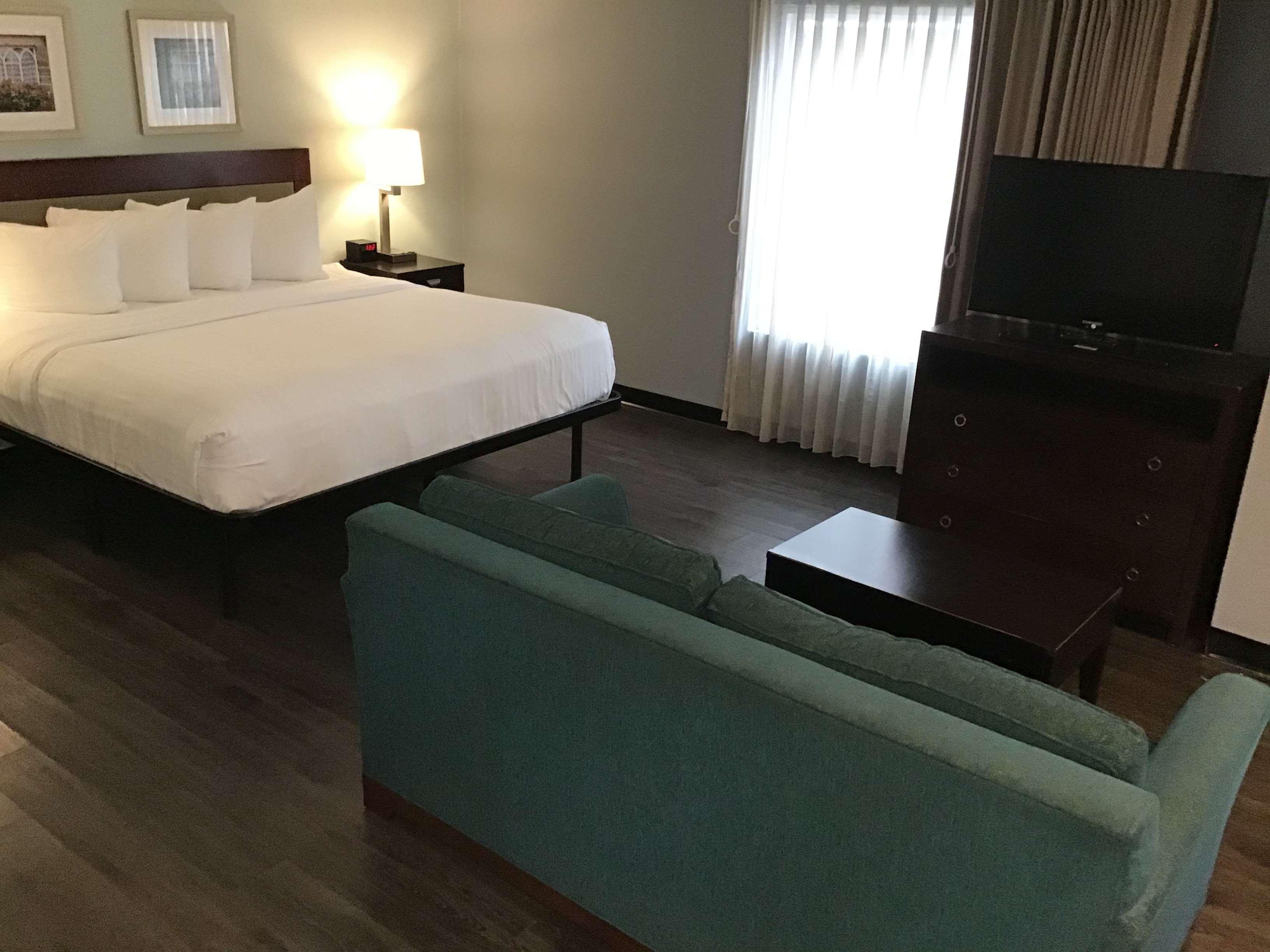 Suite Accessible King Size Bed