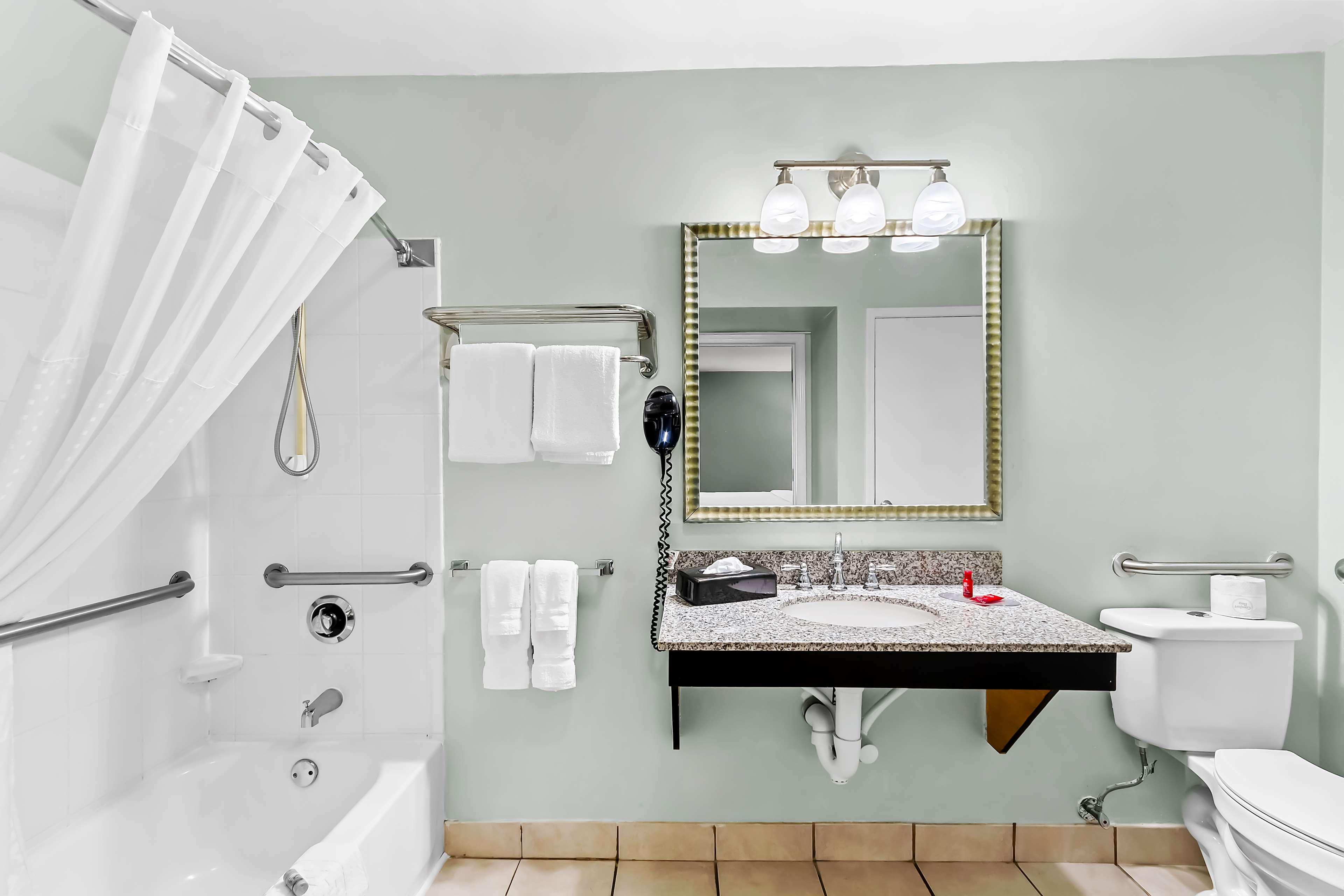 Suite Accessible King Size Bed