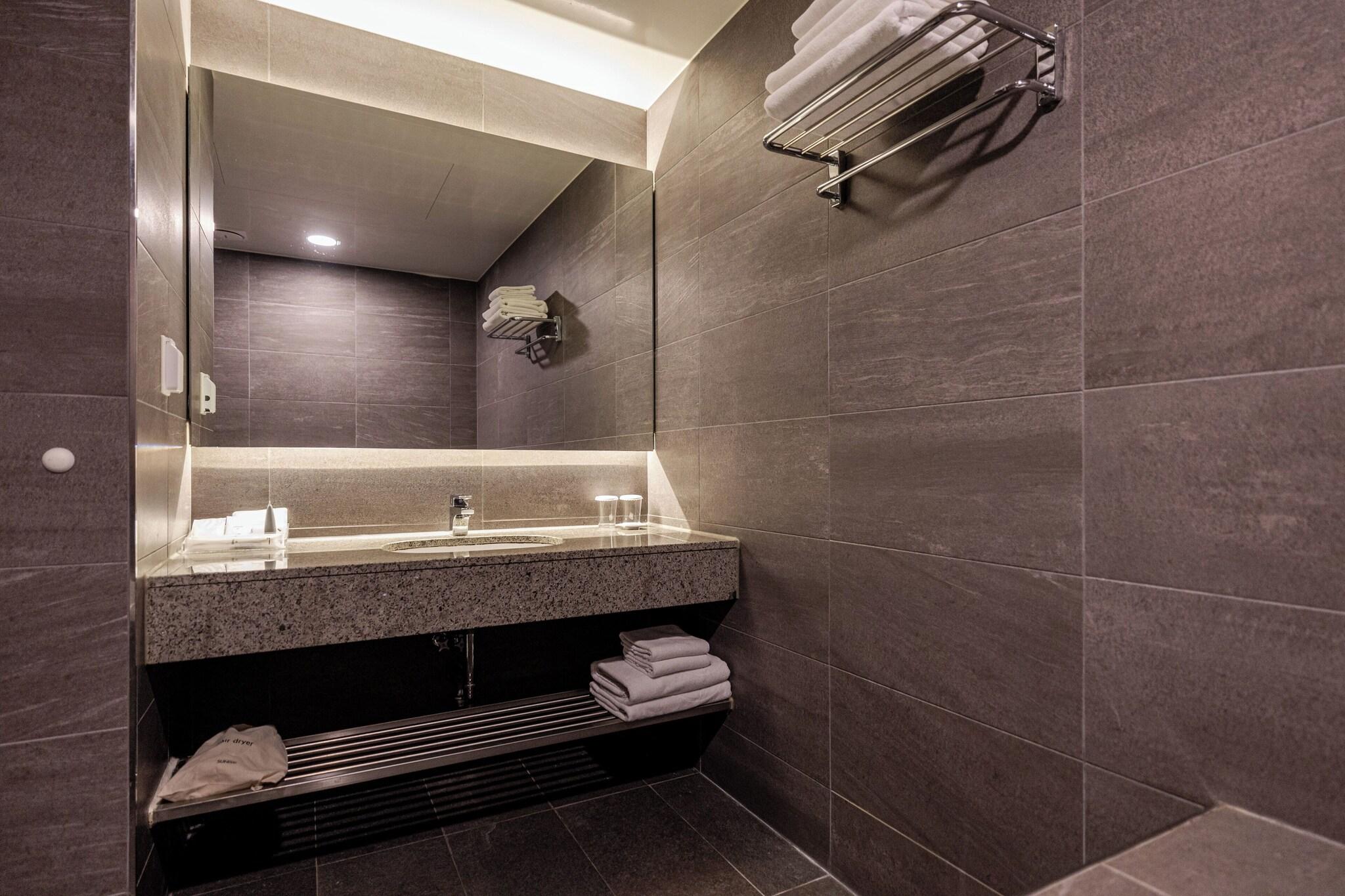 Double Deluxe King Bed