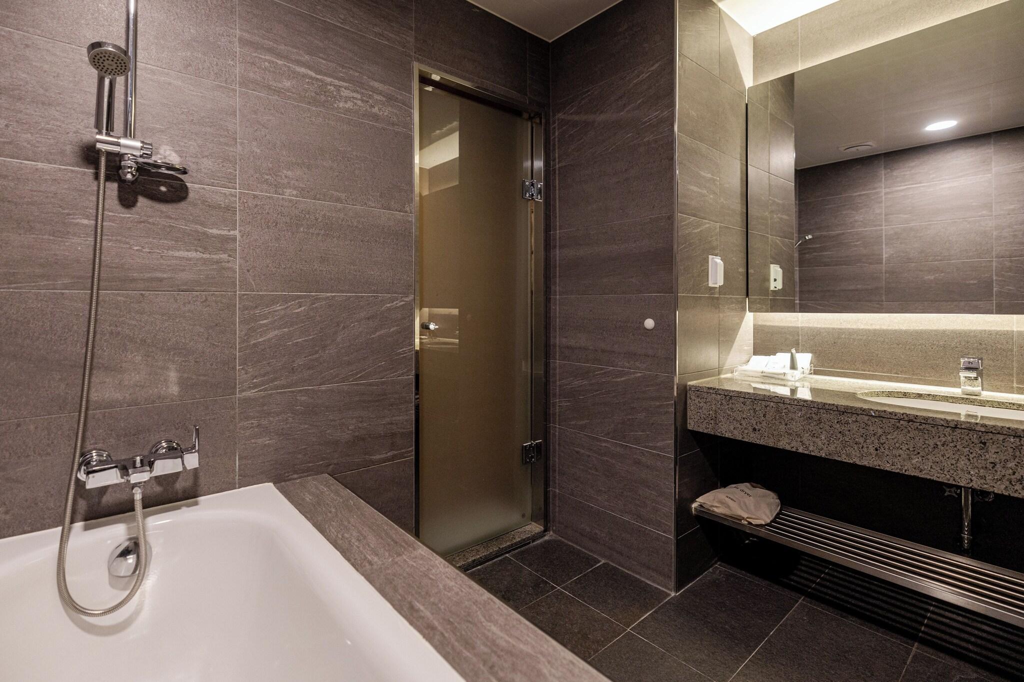 Double Deluxe King Bed