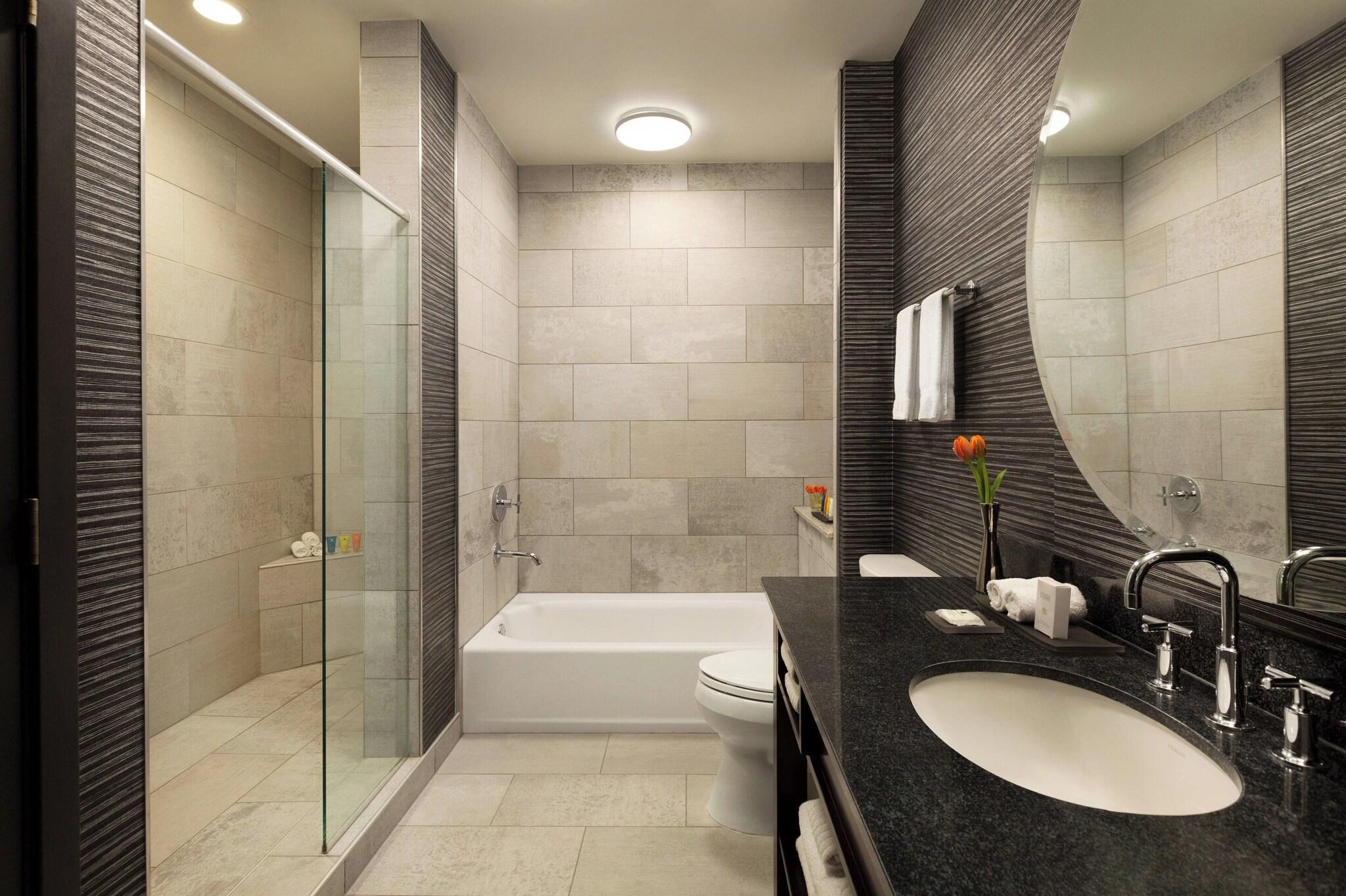 Suite Accessible King Size Bed