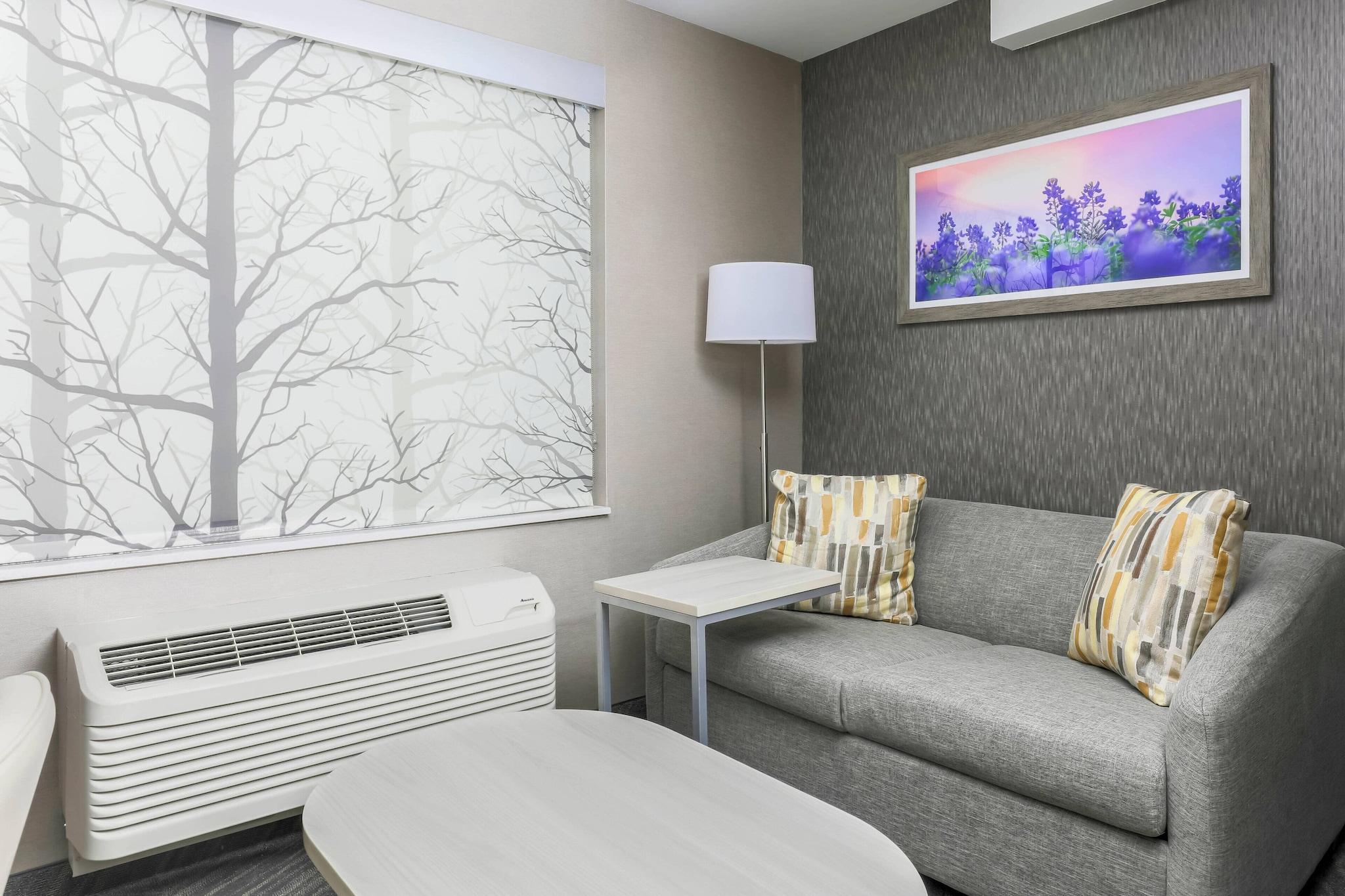 Studio Accessible King Size Bed