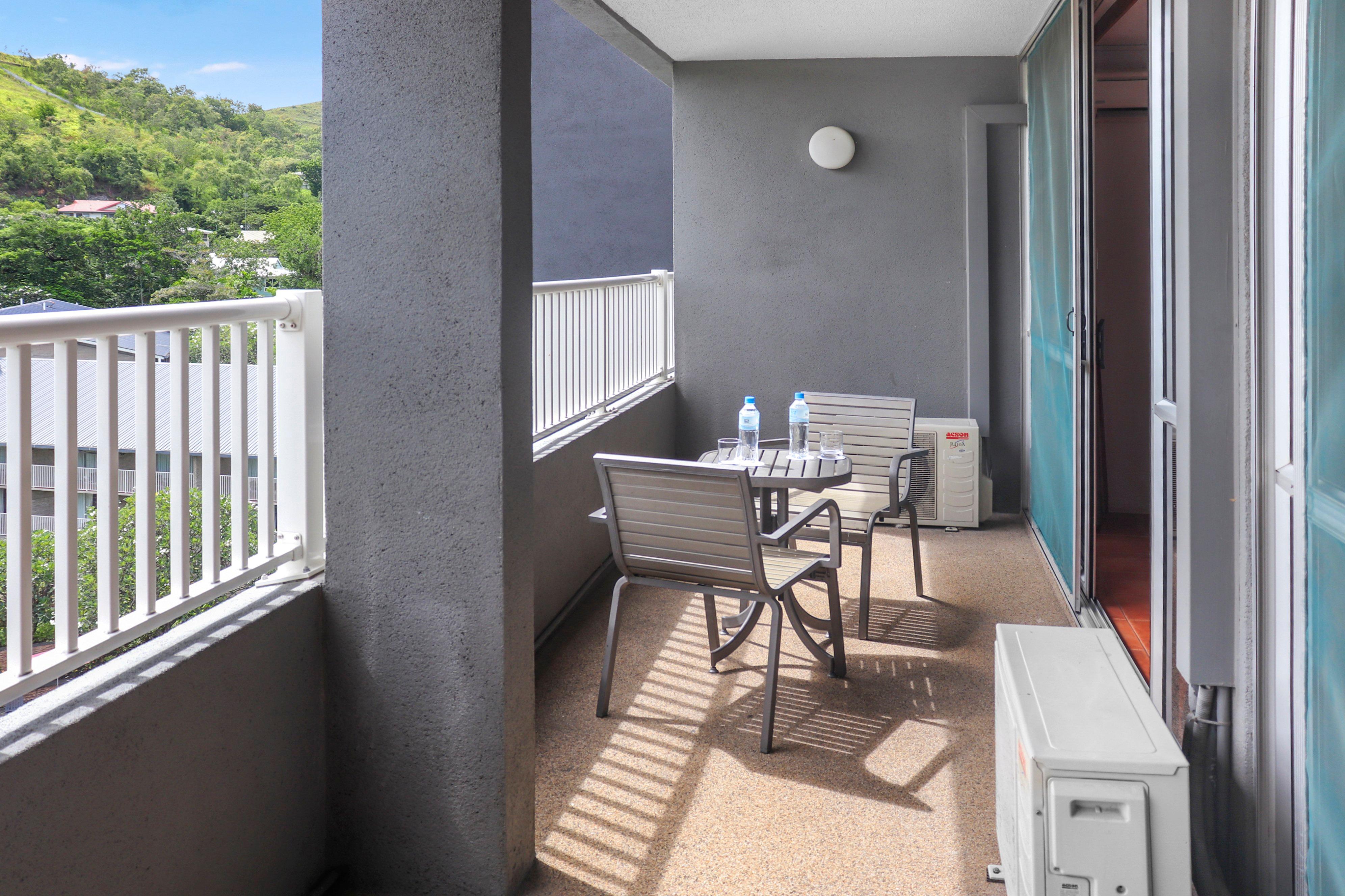 Suite Pool View King Bed