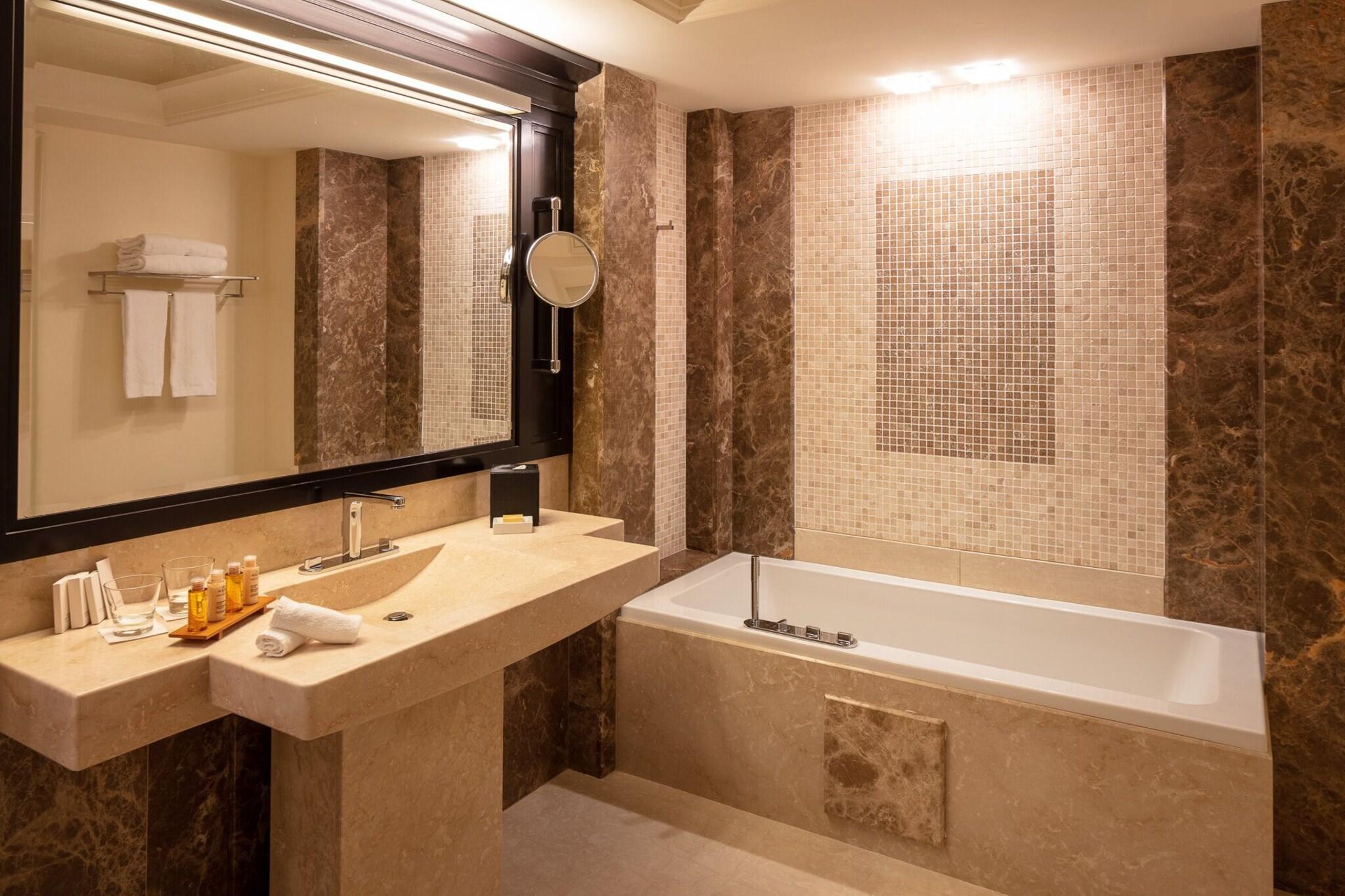 Junior Suite Sea View King Bed