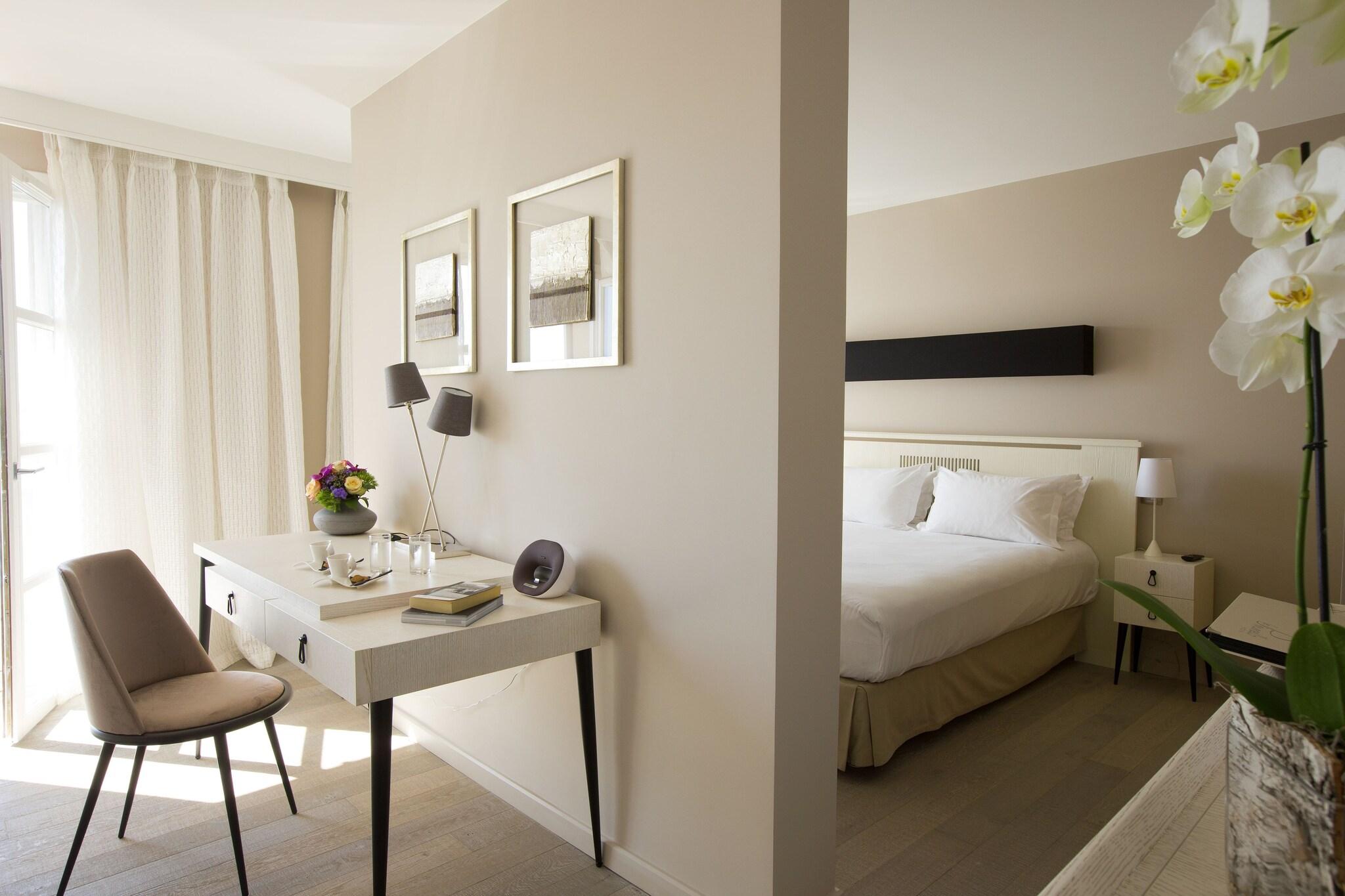 Junior Suite Queen Size Bed