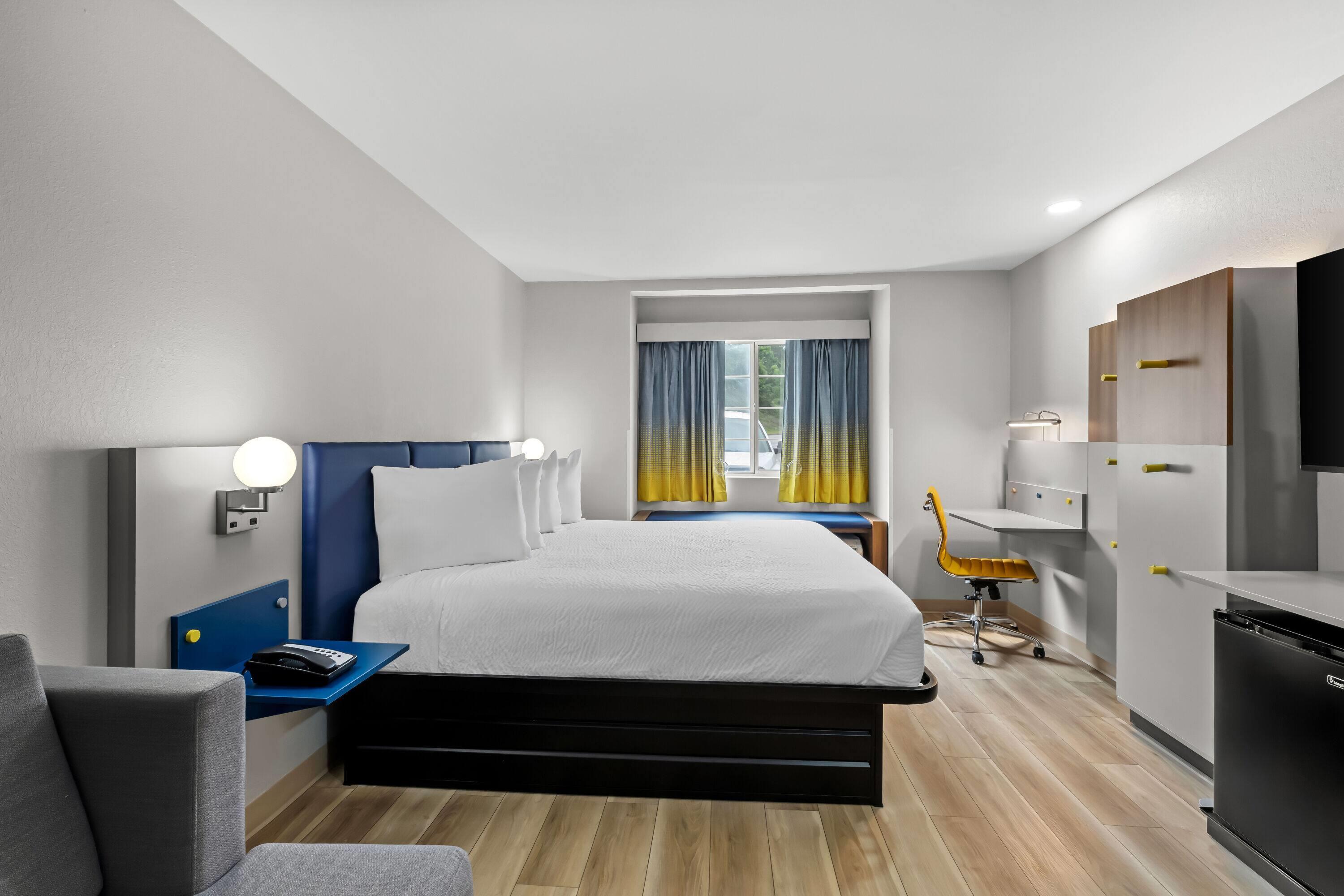 Suite Accessible King Size Bed