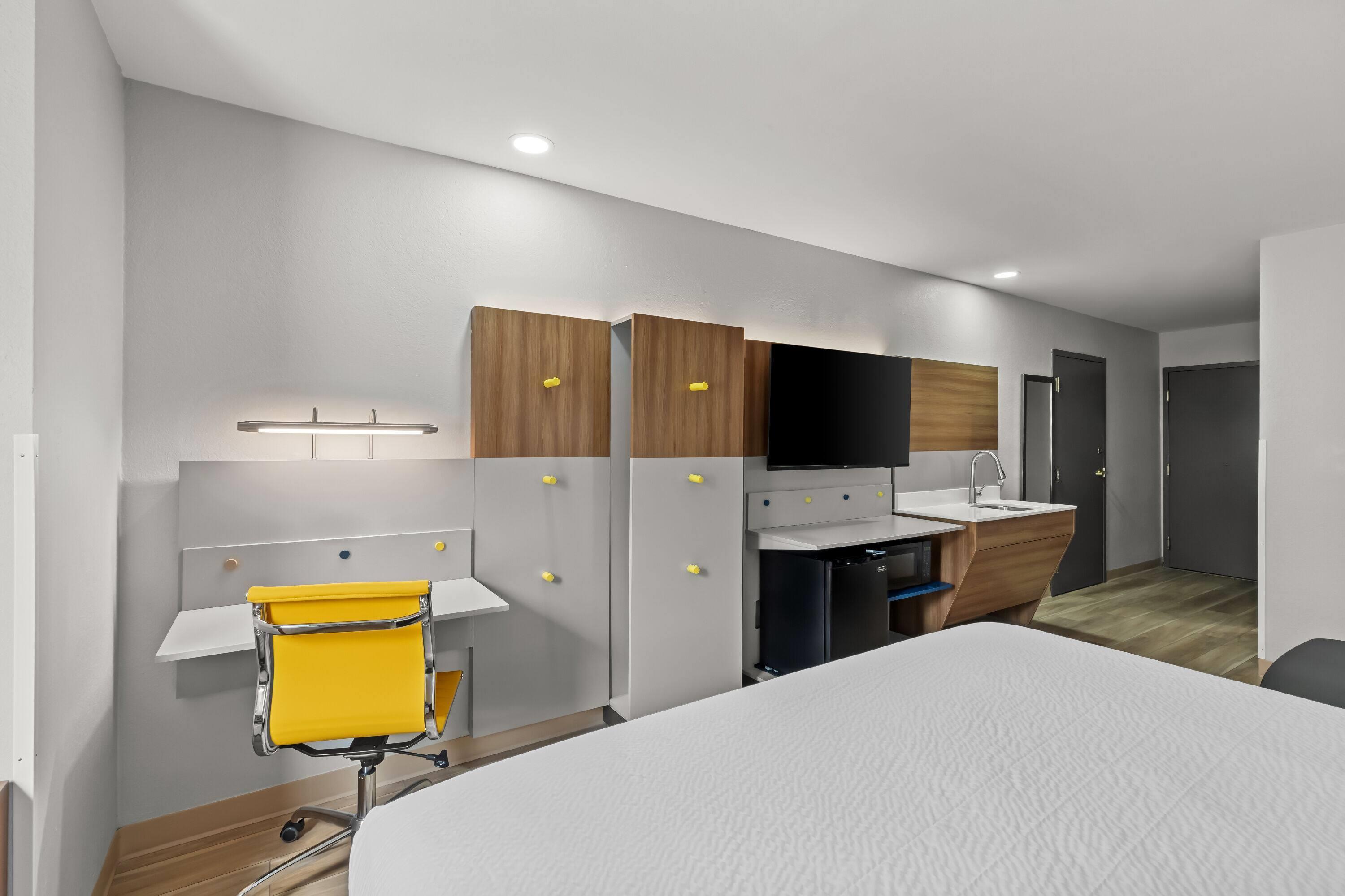 Suite Accessible King Size Bed