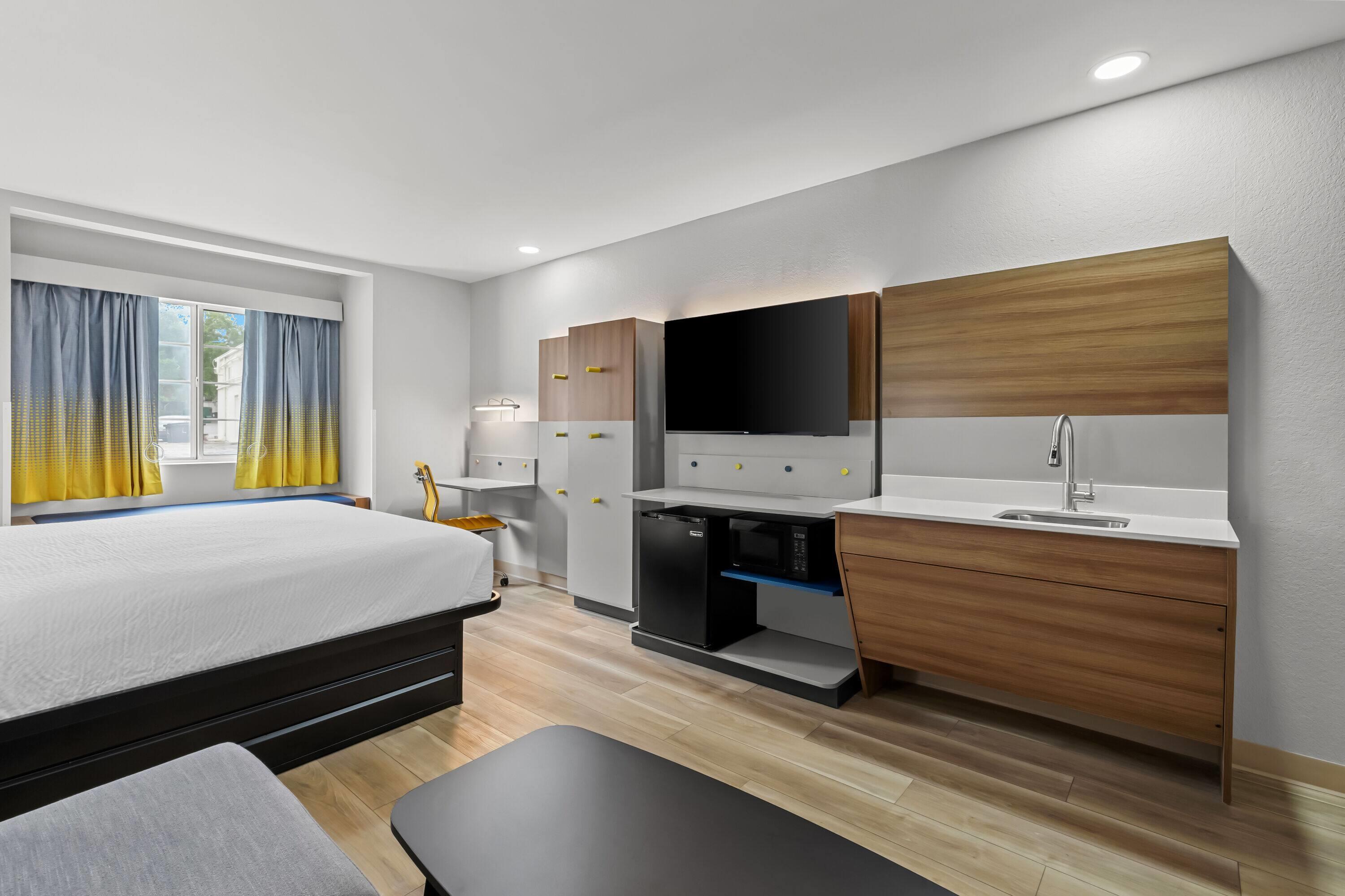 Suite Accessible King Size Bed