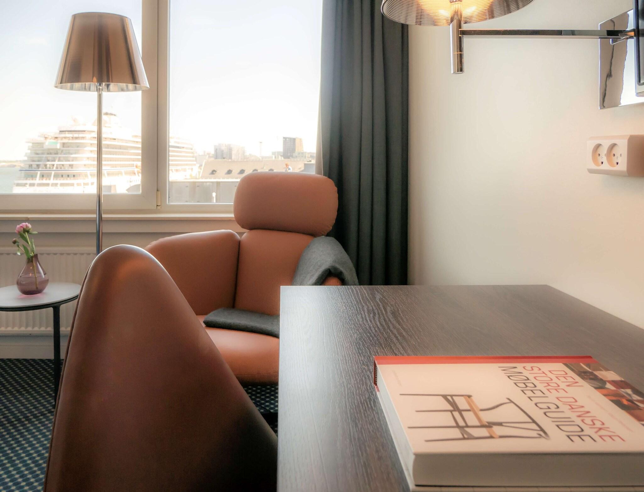 Double Business King Bed