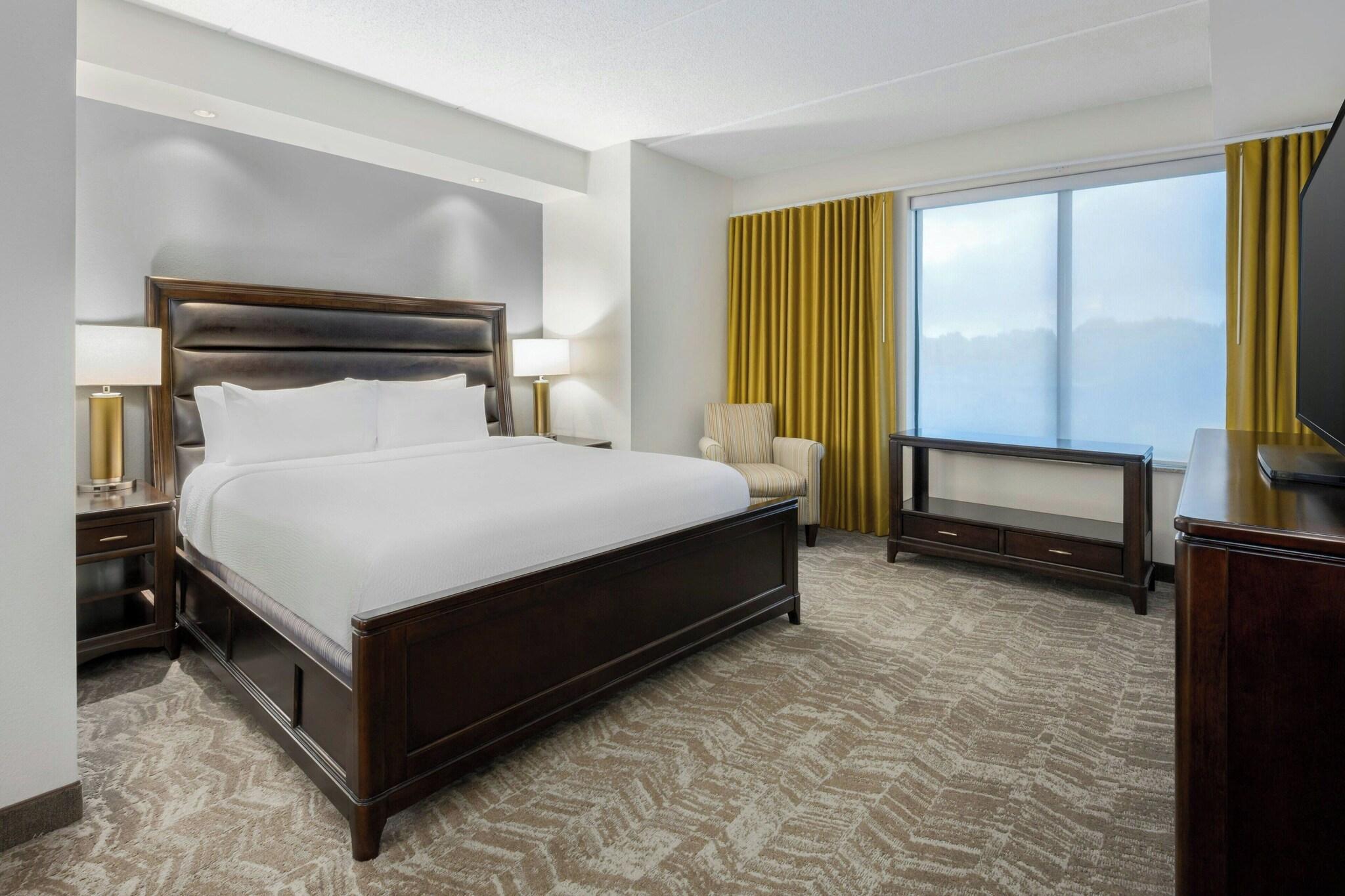Suite Accessible King Size Bed