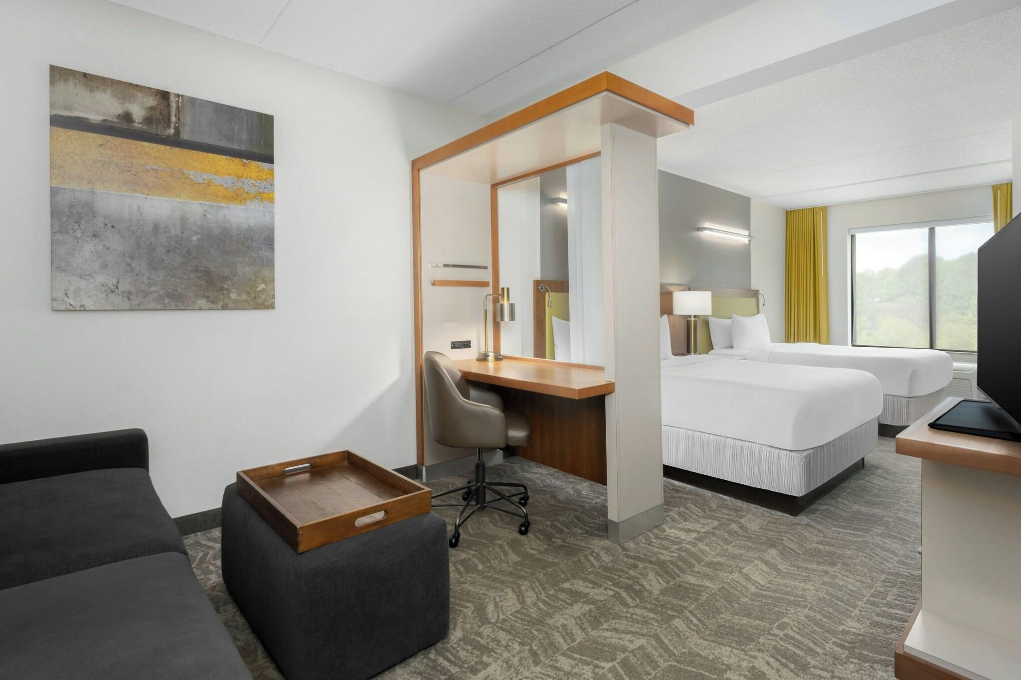 Studio Two Queen Beds